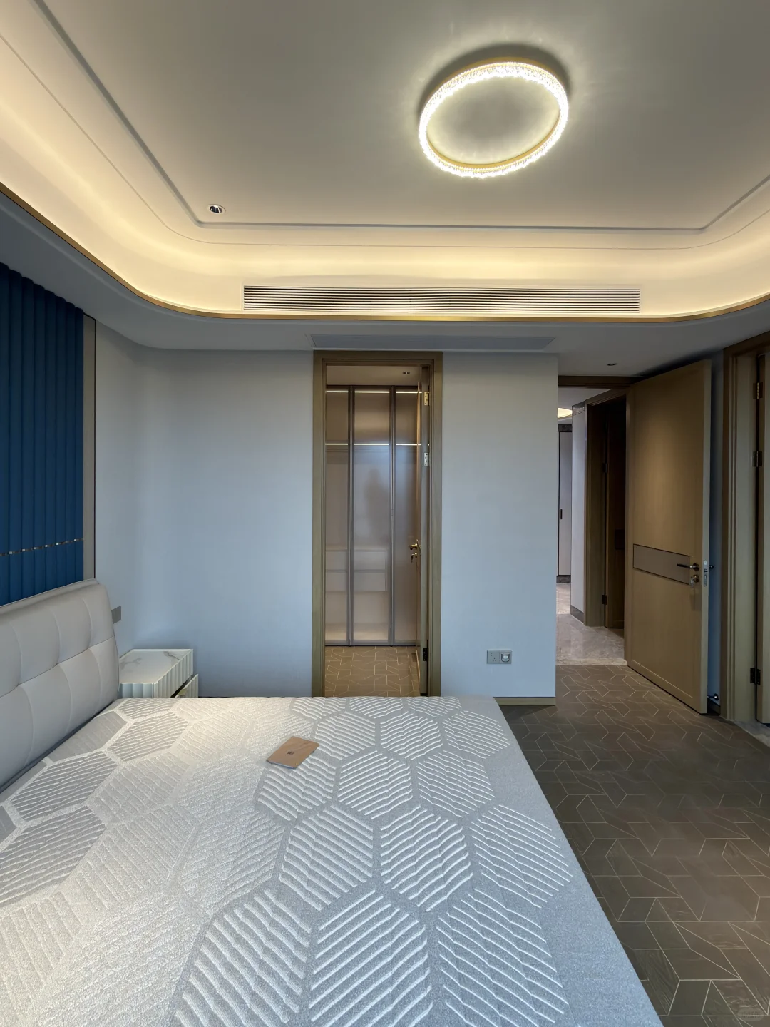 绿城外滩25年新房 玻璃落地窗 轻奢风装修