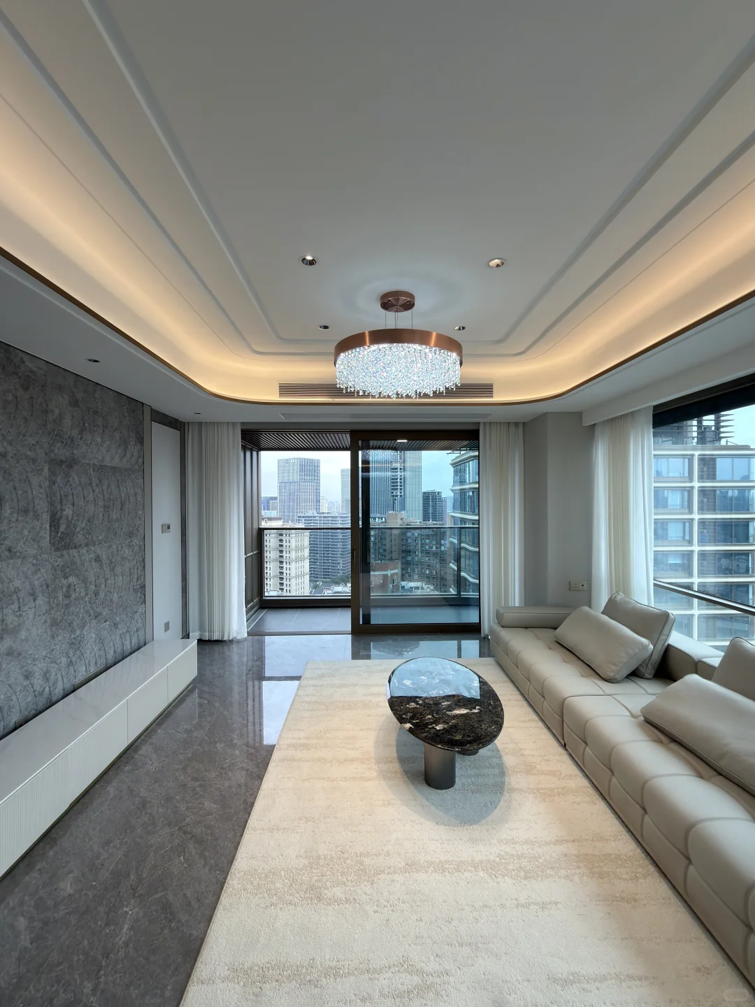 绿城外滩25年新房 玻璃落地窗 轻奢风装修