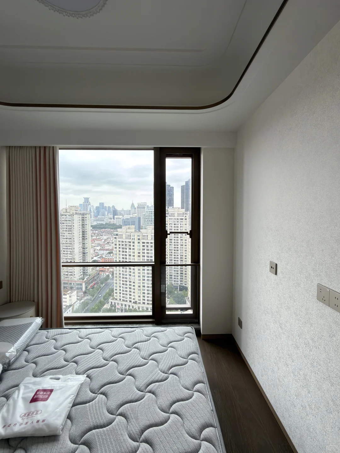 绿城外滩25年新房 玻璃落地窗 轻奢风装修