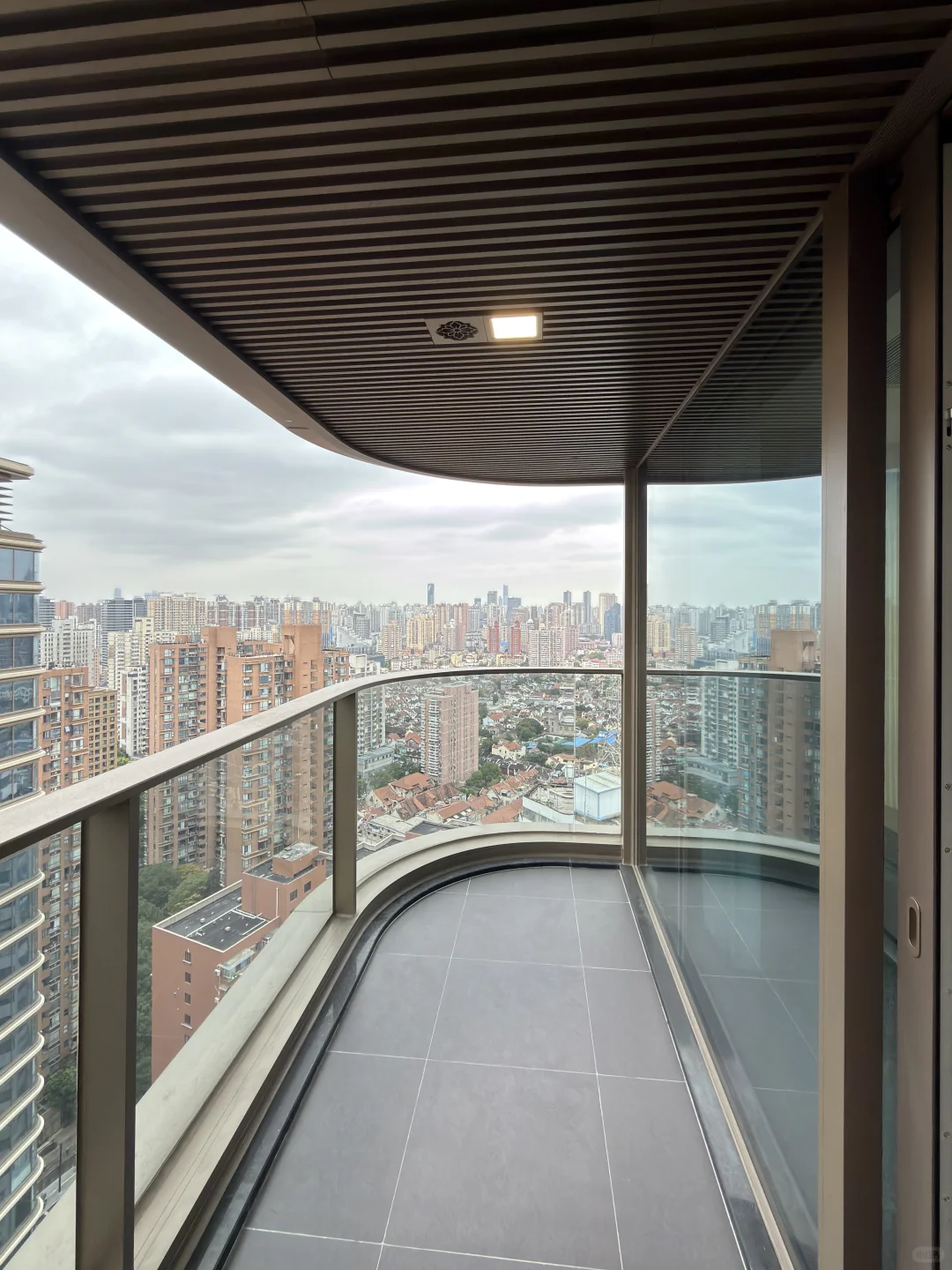 绿城外滩25年新房 玻璃落地窗 轻奢风装修