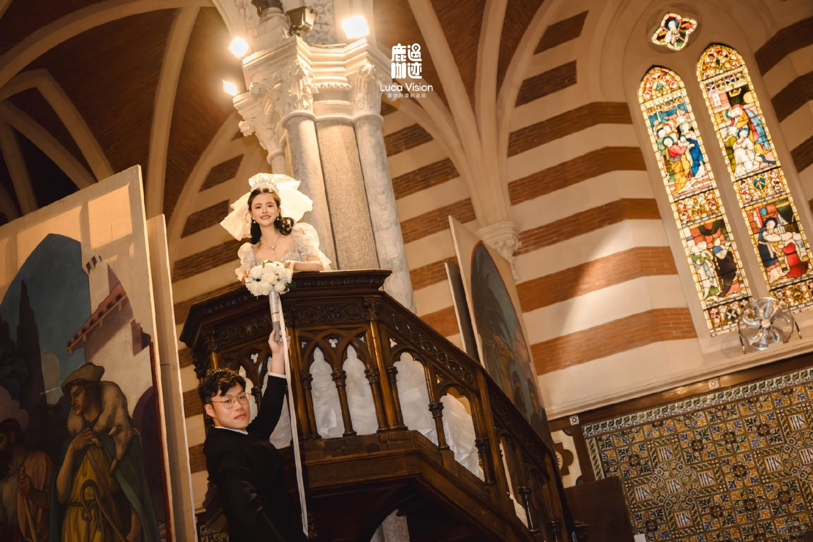 罗马的教堂也有大彩色玻璃窗哇?