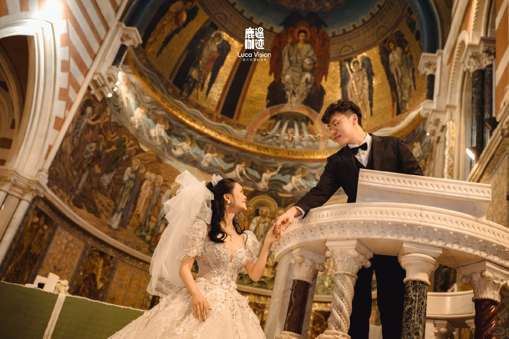 罗马的教堂也有大彩色玻璃窗哇?