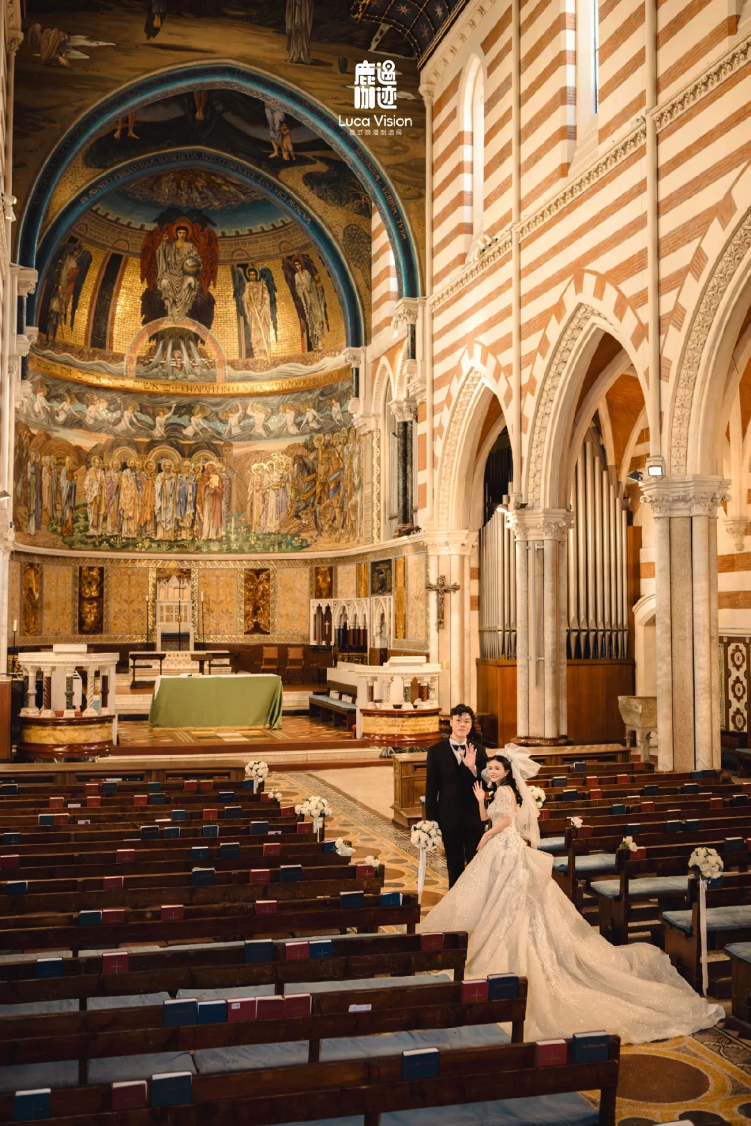 罗马的教堂也有大彩色玻璃窗哇?