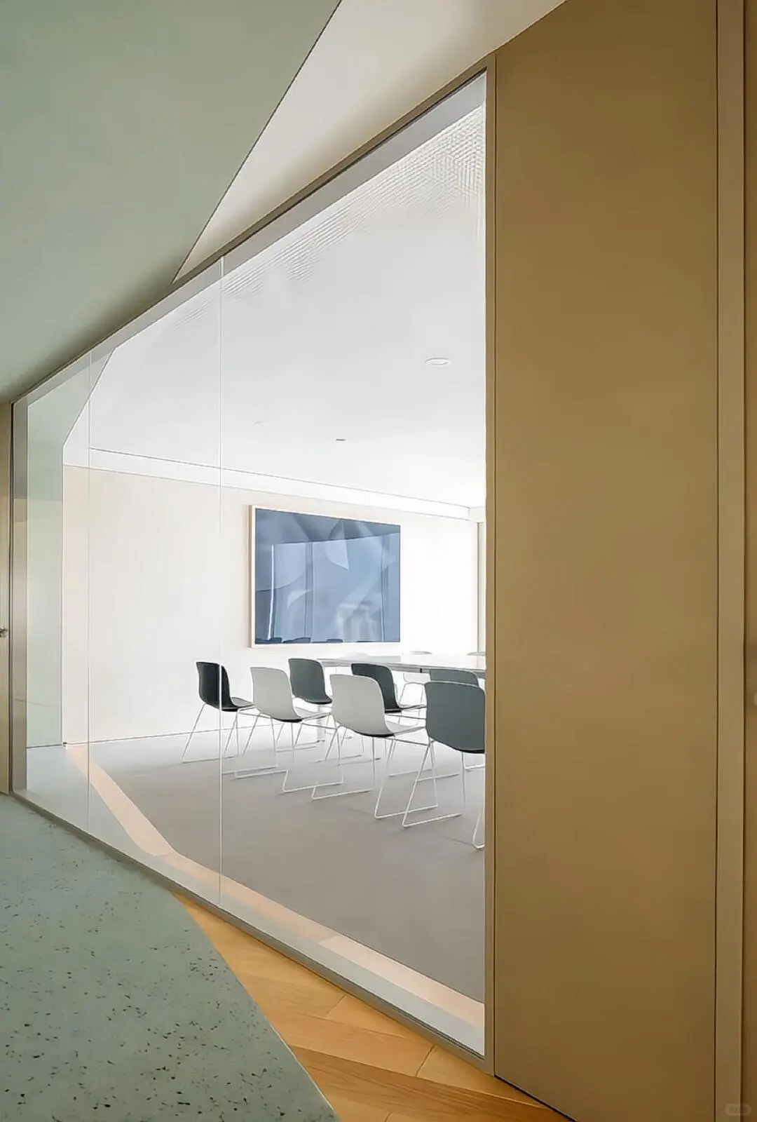 办公室隔断新玩法环保玻璃墙竟能降噪50%