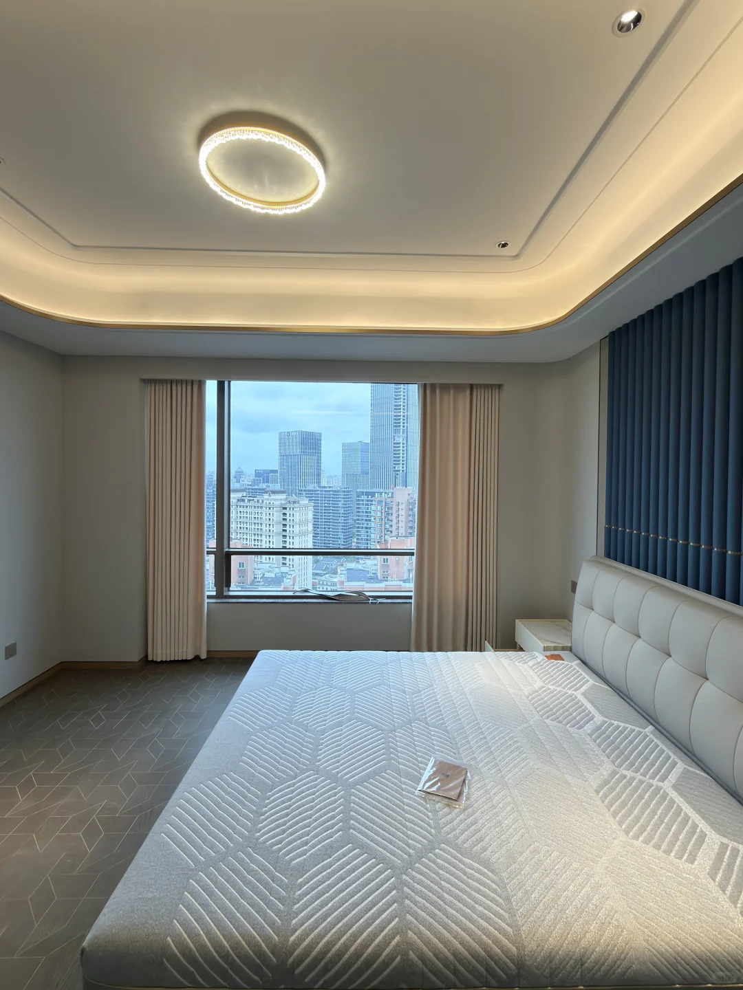 绿城外滩25年新房 玻璃落地窗 轻奢风装修