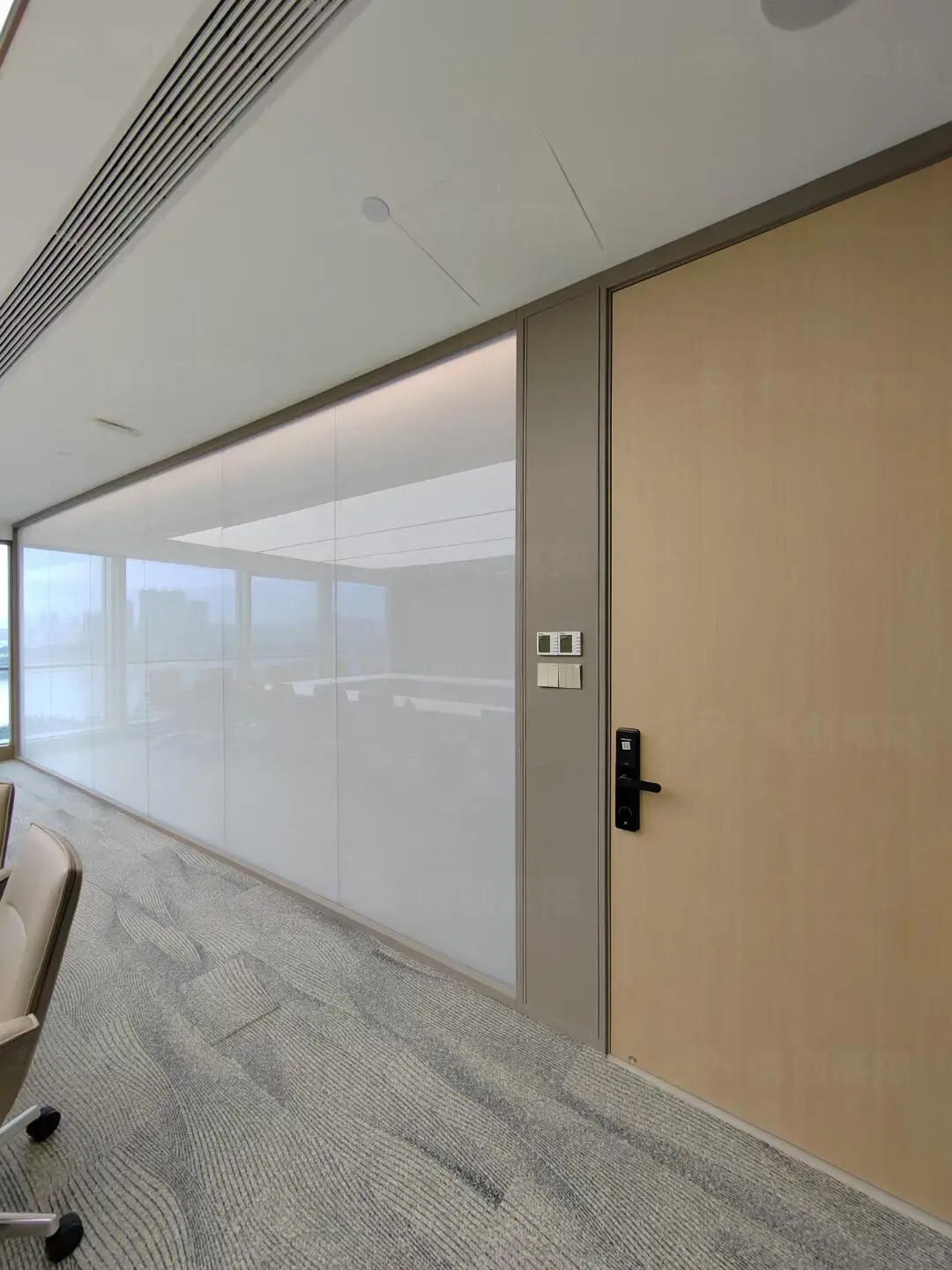 办公室隔断新玩法环保玻璃墙竟能降噪50%