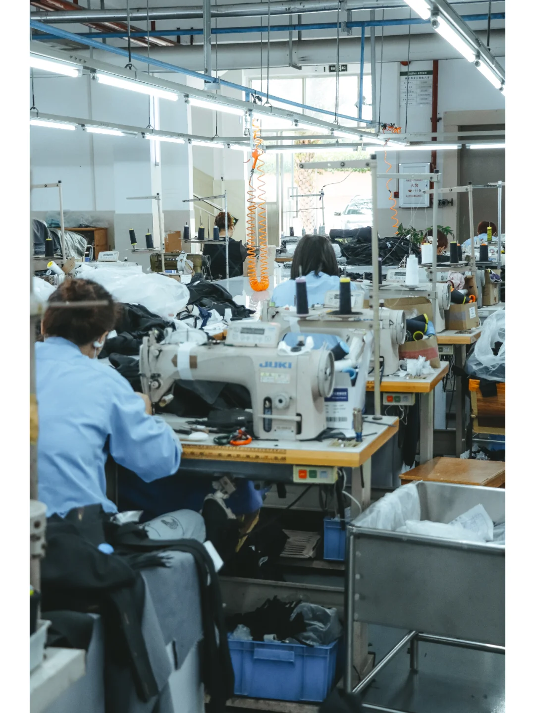 厂里的那些辛勤劳动的员工们