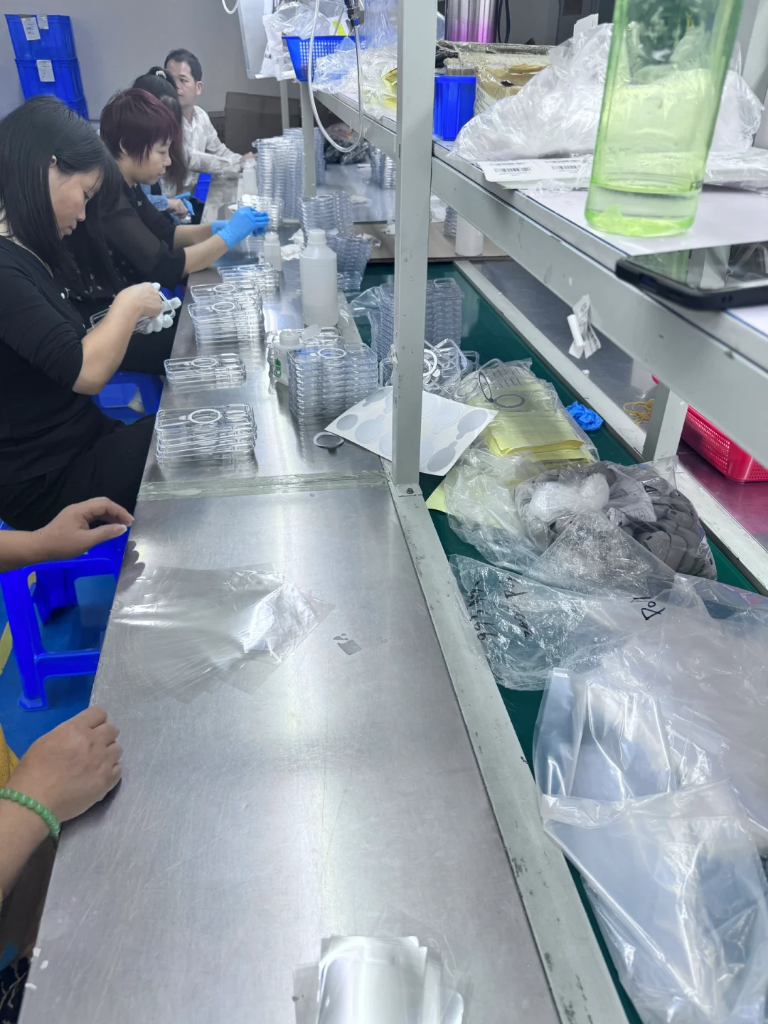 手机壳工厂流水线