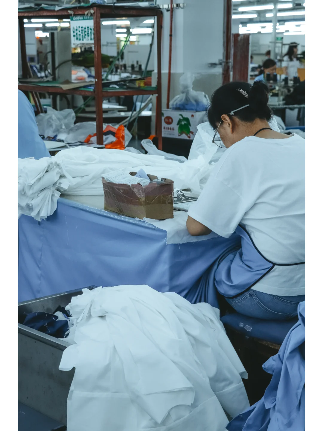 厂里的那些辛勤劳动的员工们