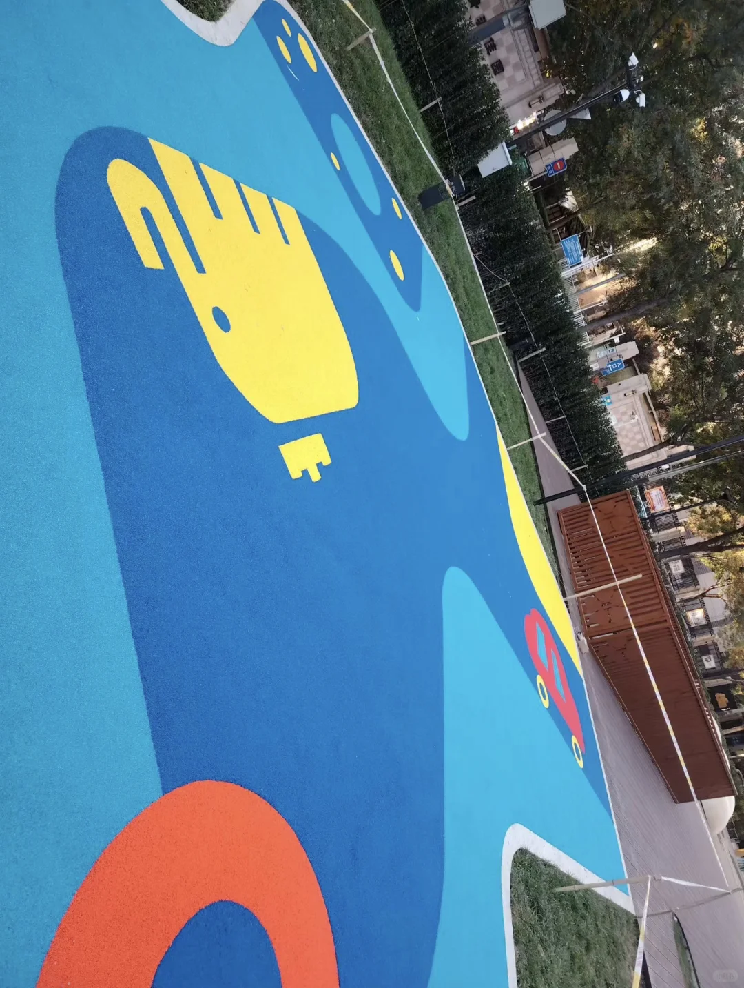 现代化图案EPDM地面：颜值与功能兼备的户外