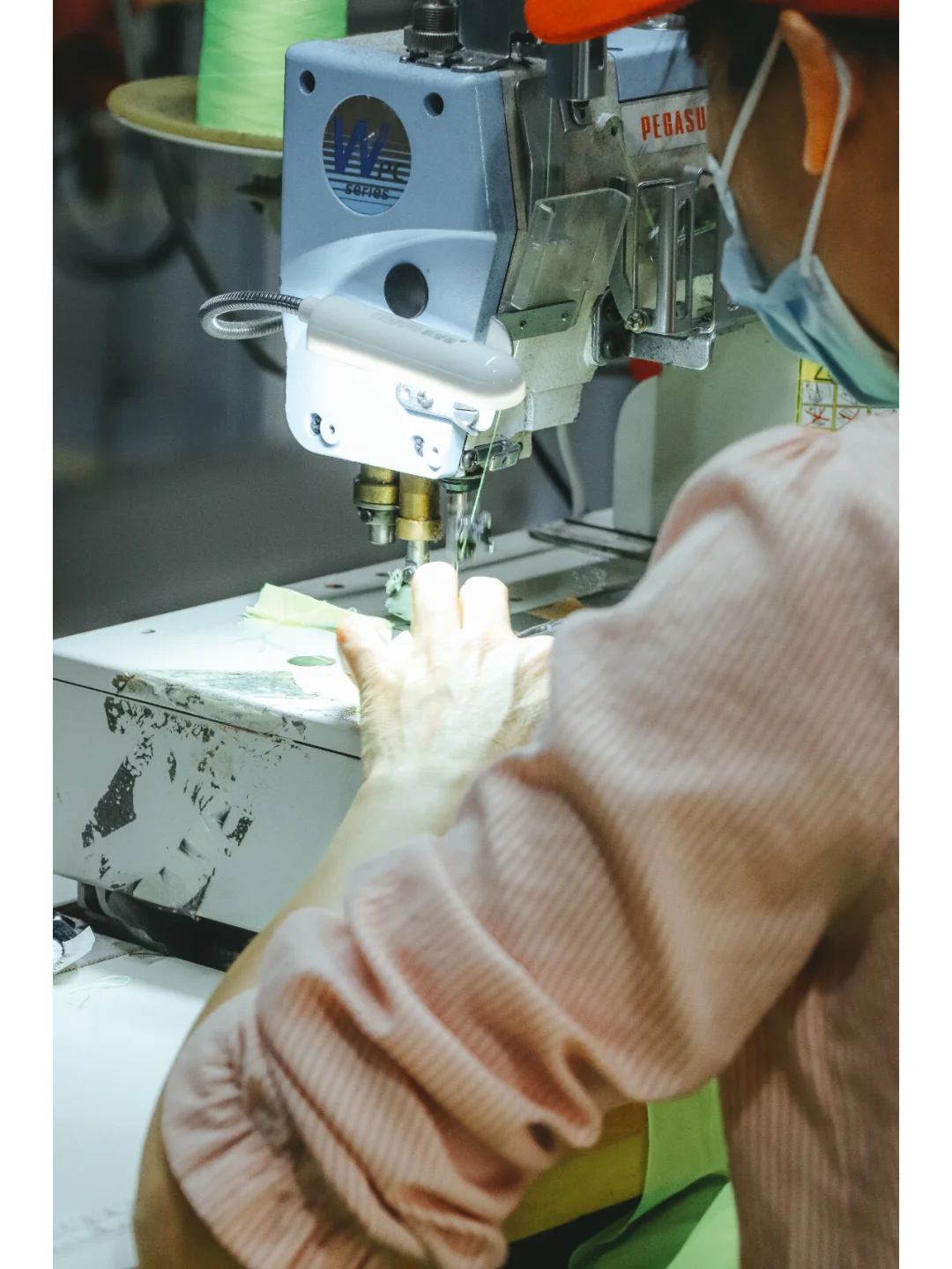 厂里的那些辛勤劳动的员工们