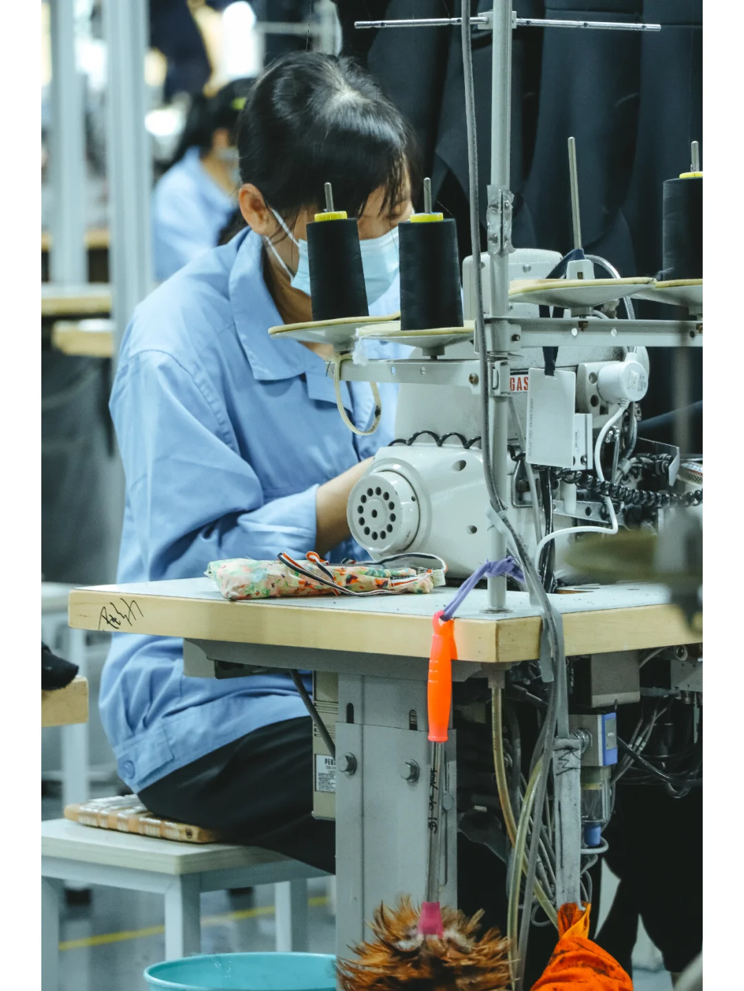 厂里的那些辛勤劳动的员工们