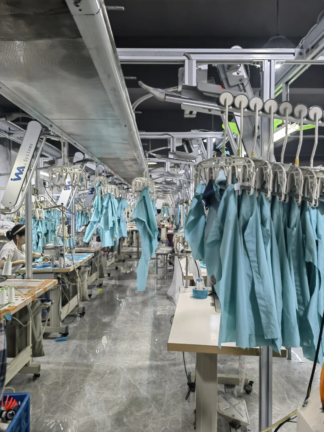 跟你小时候见的服装厂一样吗?