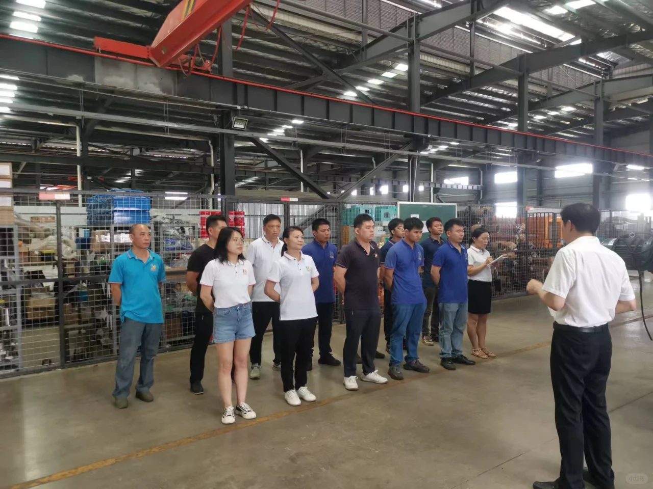 忙碌的车间承载着美好梦想,心向远方自明朗