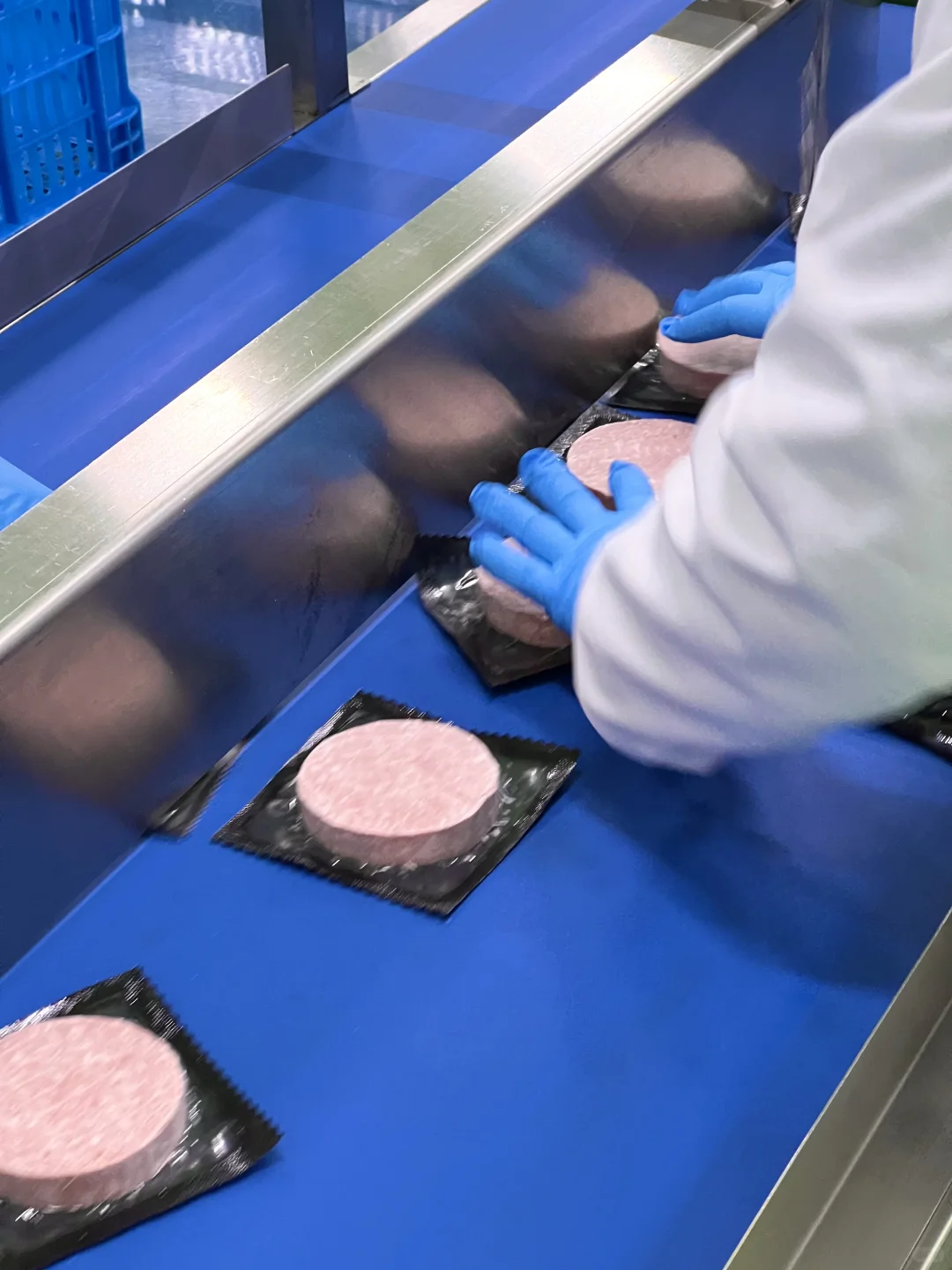 连锁汉堡店背后的牛肉饼工厂