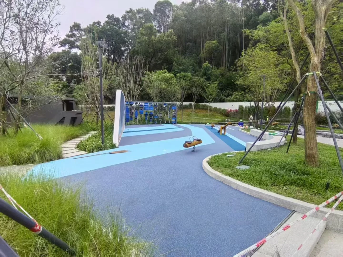 蓝色系列EPDM地面系统：科学与美观的完美结