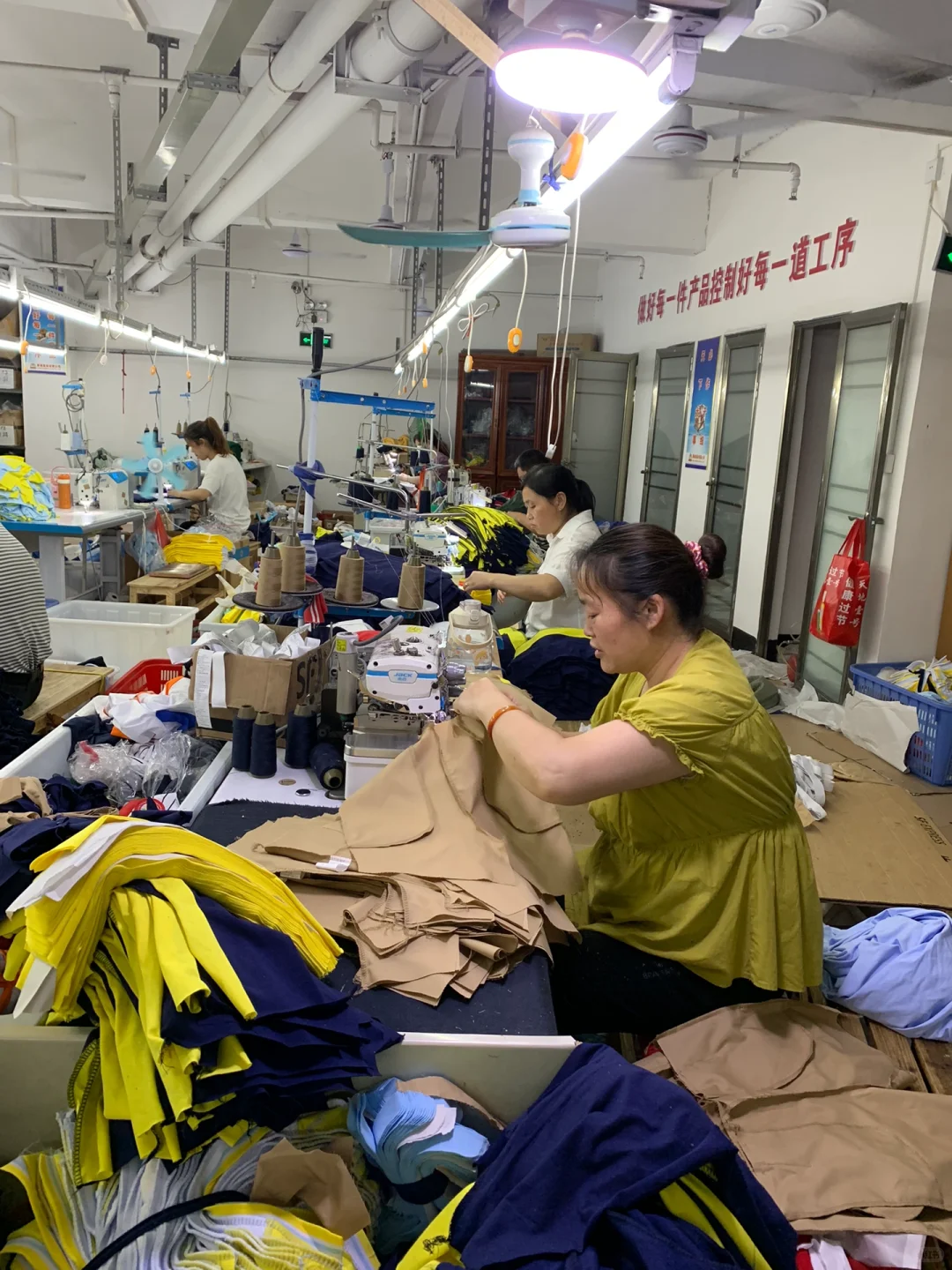 凌晨1点的制衣厂，还在抱怨累吗你？
