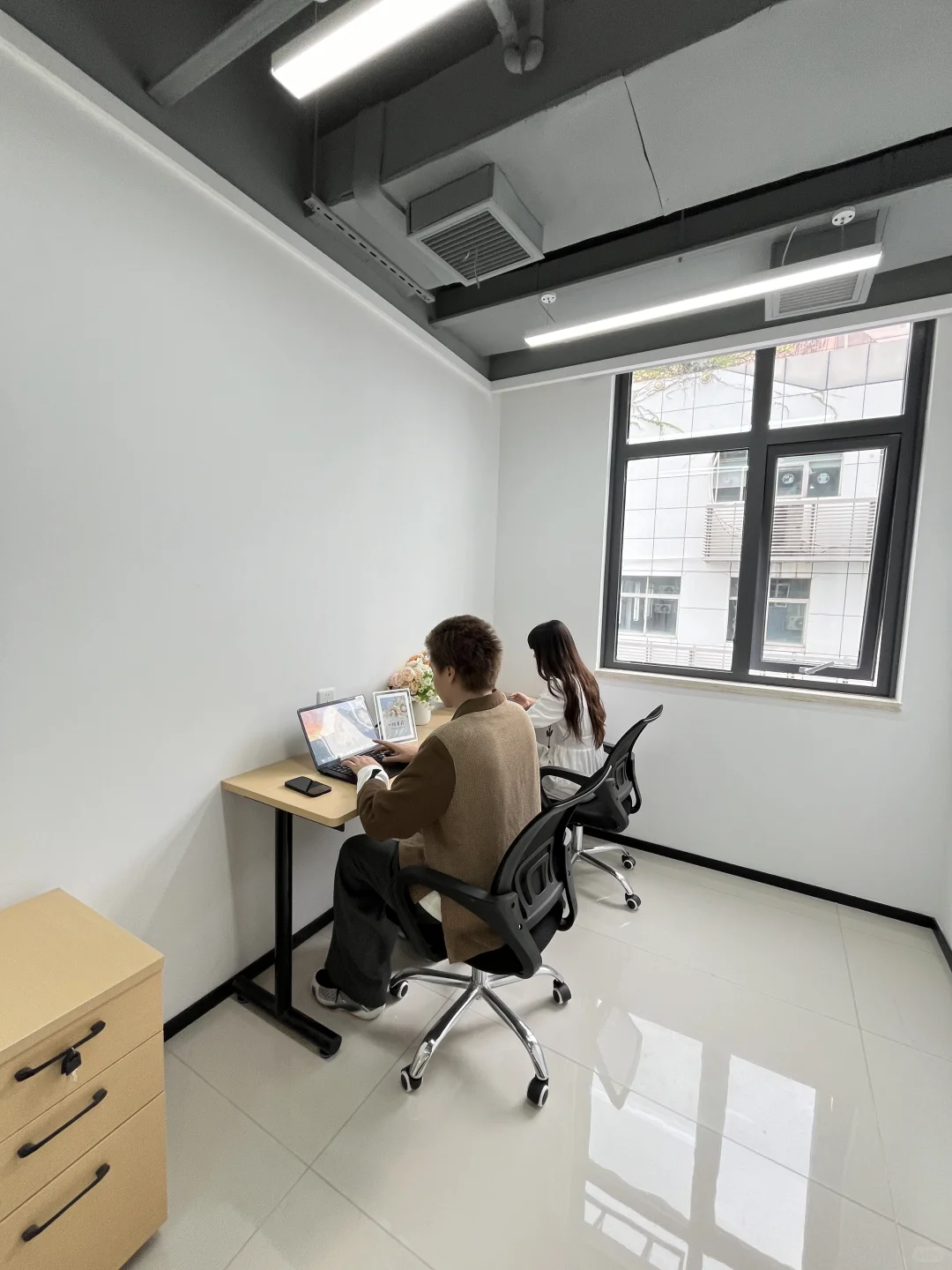 00后情侣?，在深圳开了个10平米的公司?