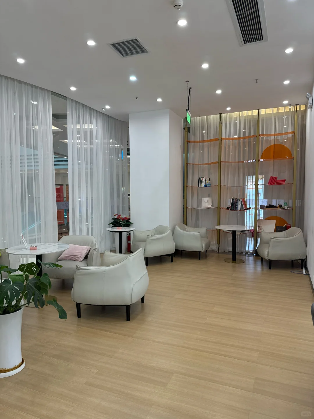 富兴时代小伶兰瑜伽生活