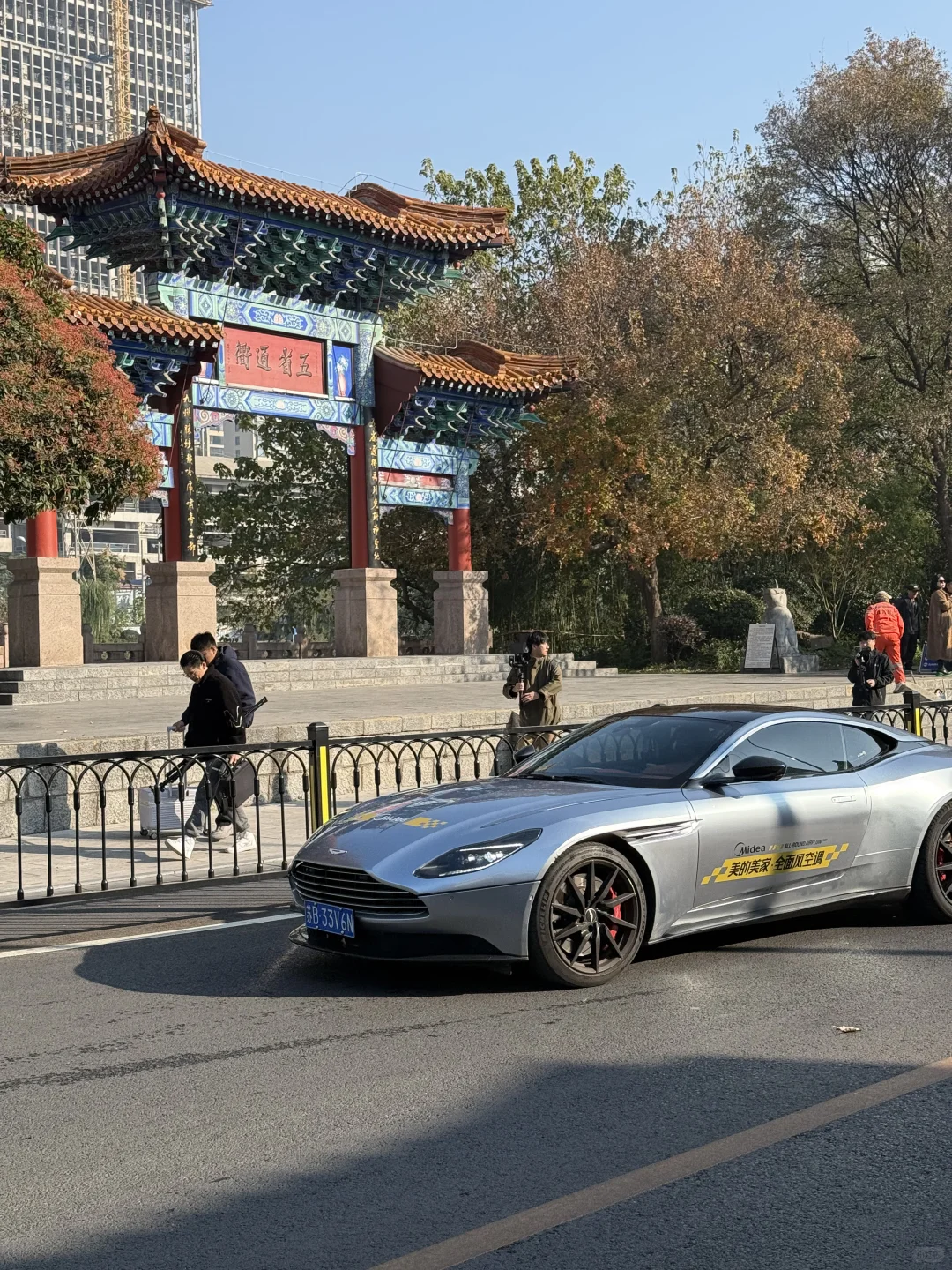 我没看错吧，美的也出超跑了？？