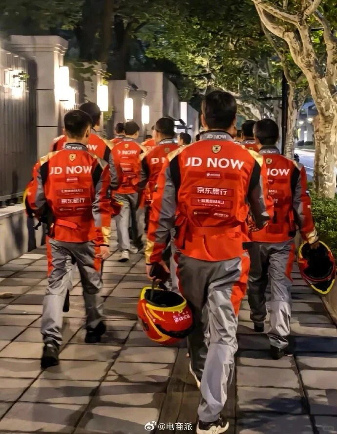 刘强东给骑手兄弟换战袍，太拉风了