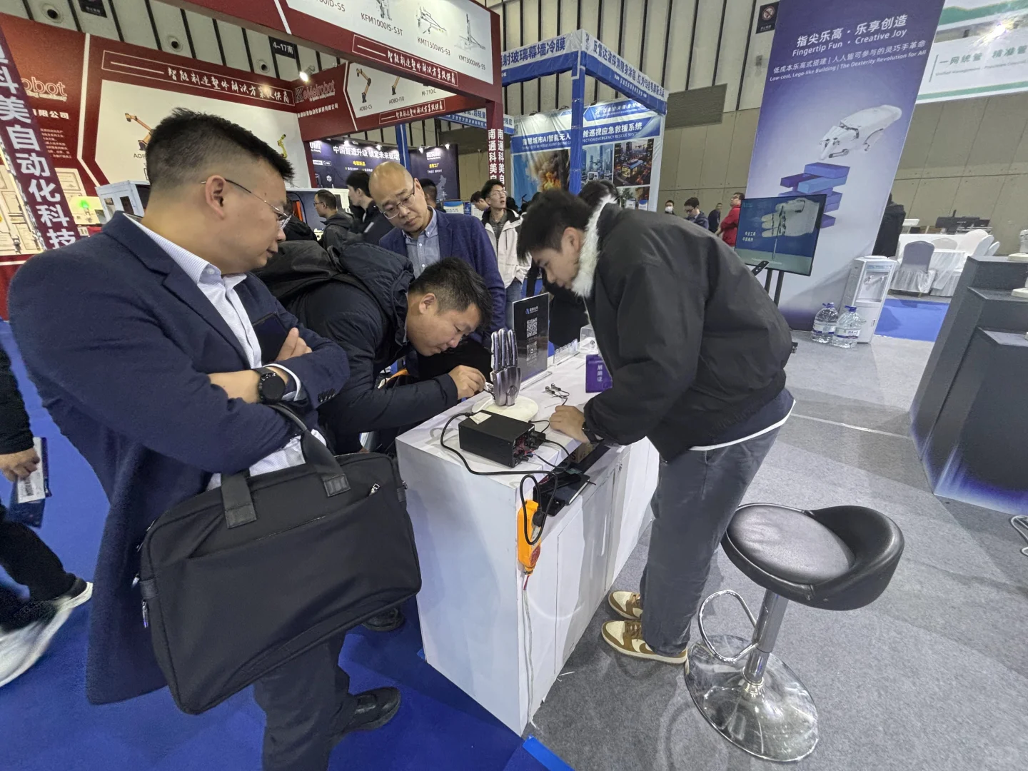 智能制造大会里的 “未来手” 也太酷了吧！