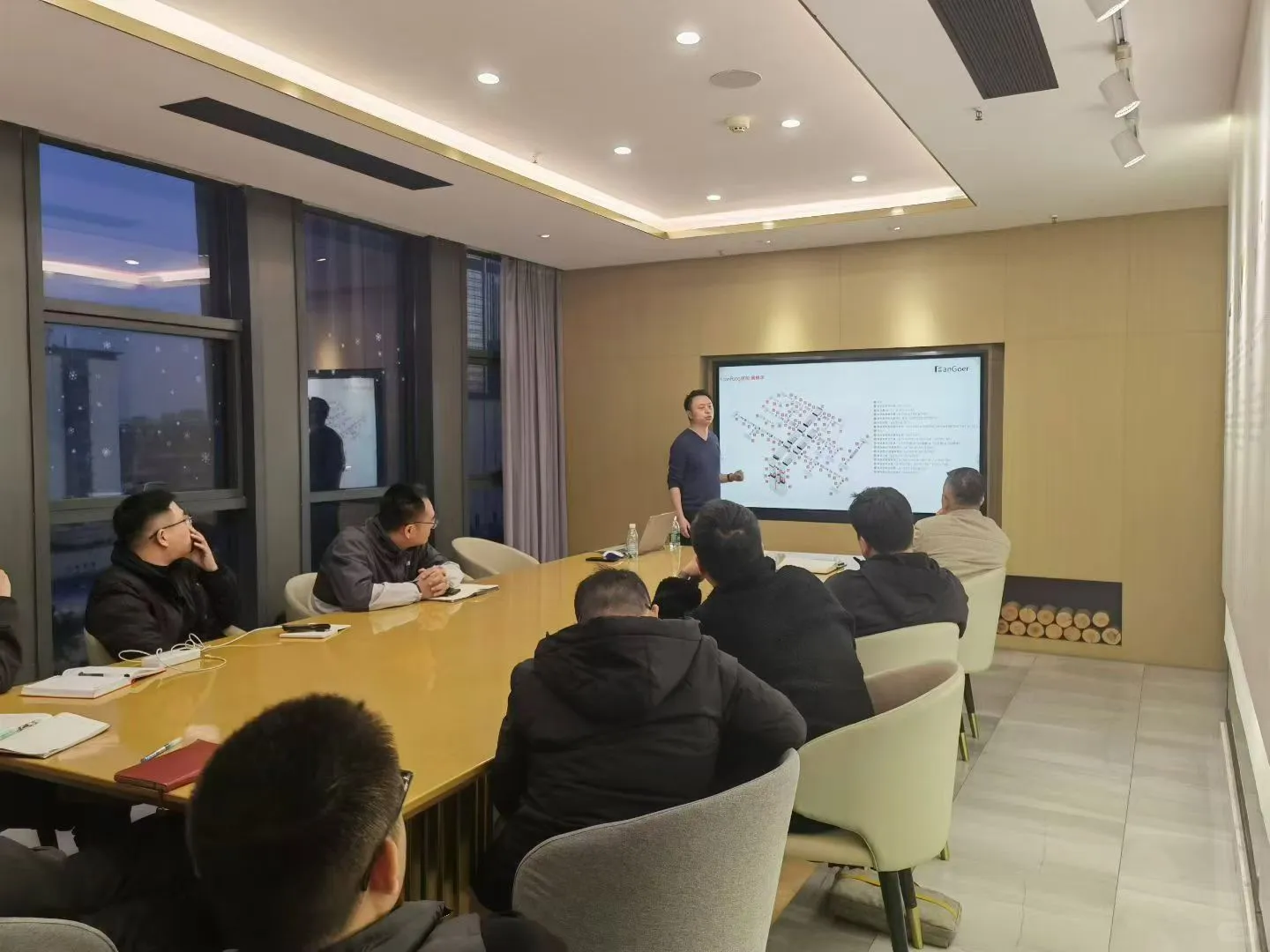 利率下调，房产下行，各行业内卷严重