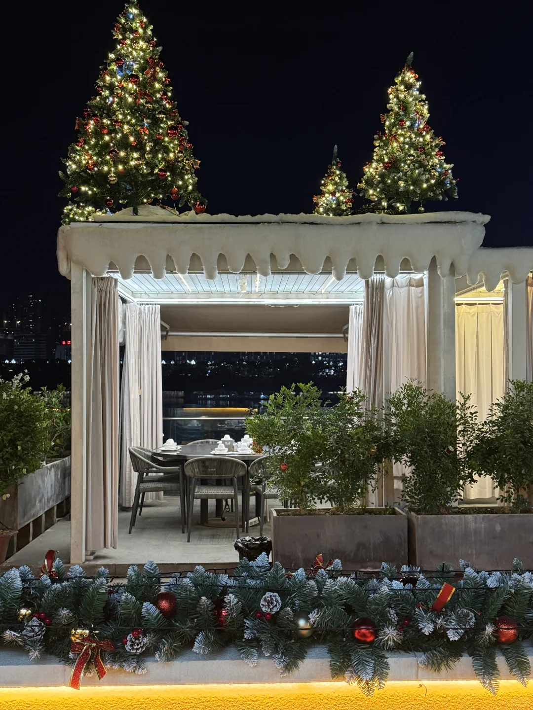 重庆北滨路有一种经济上行的美。。。