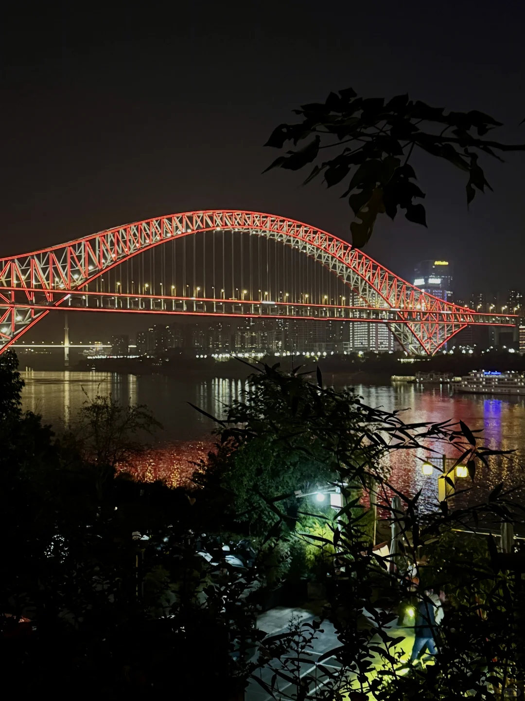 重庆北滨路有一种经济上行的美。。。