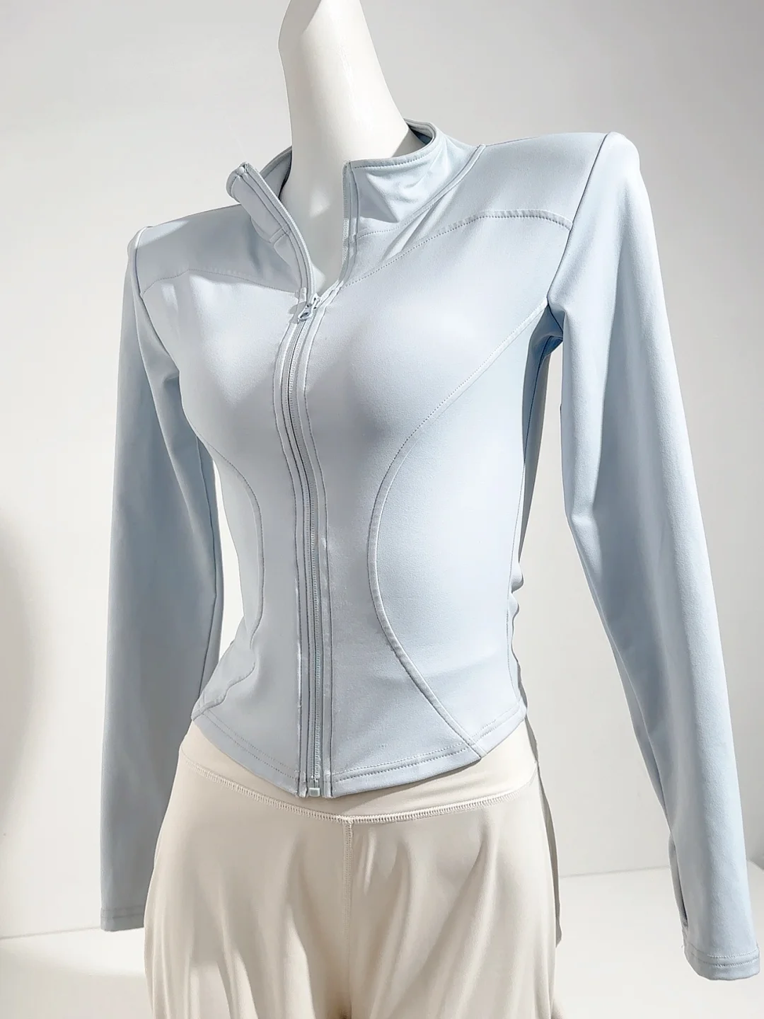 有在认真找运动风套装！?33