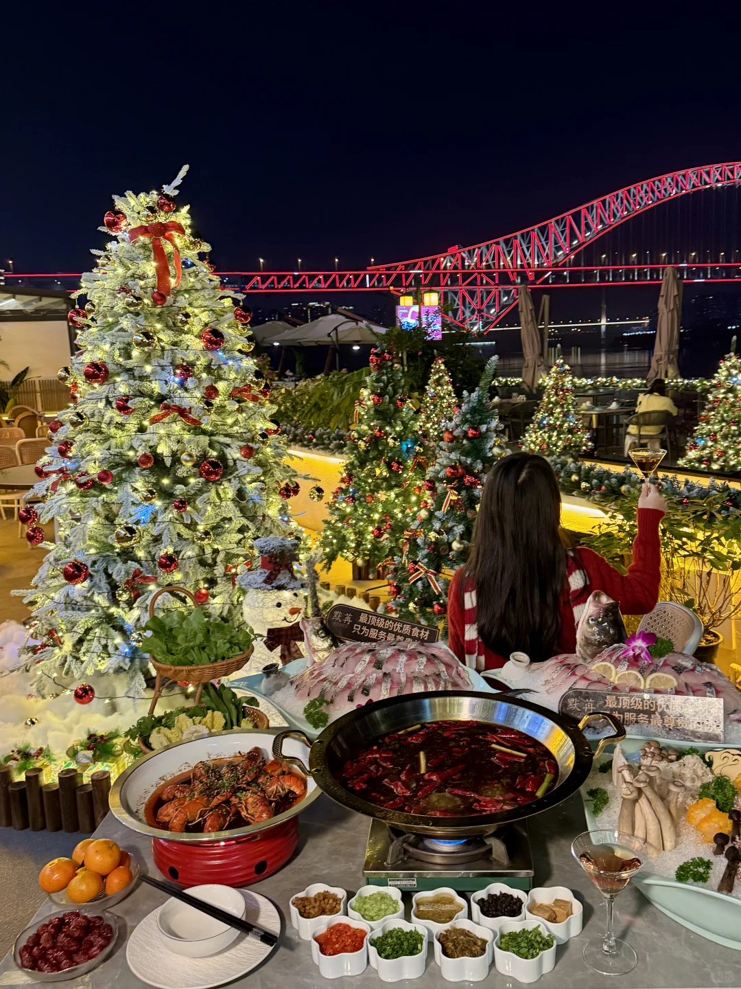 重庆北滨路有一种经济上行的美。。。