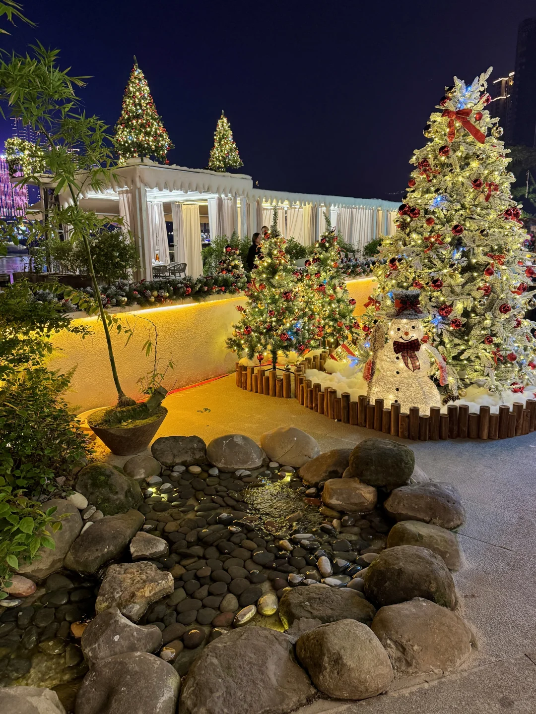 重庆北滨路有一种经济上行的美。。。