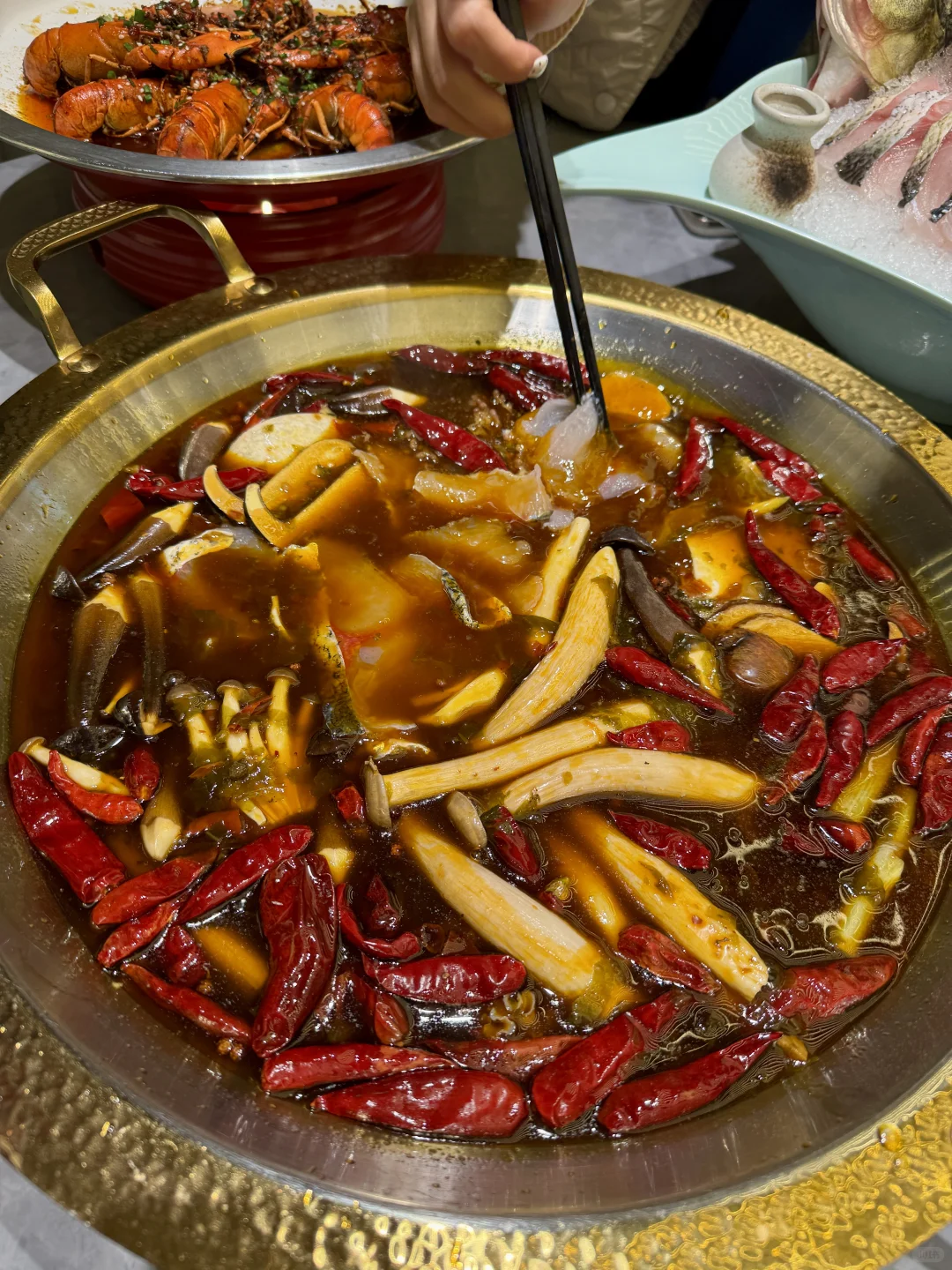 重庆北滨路有一种经济上行的美。。。