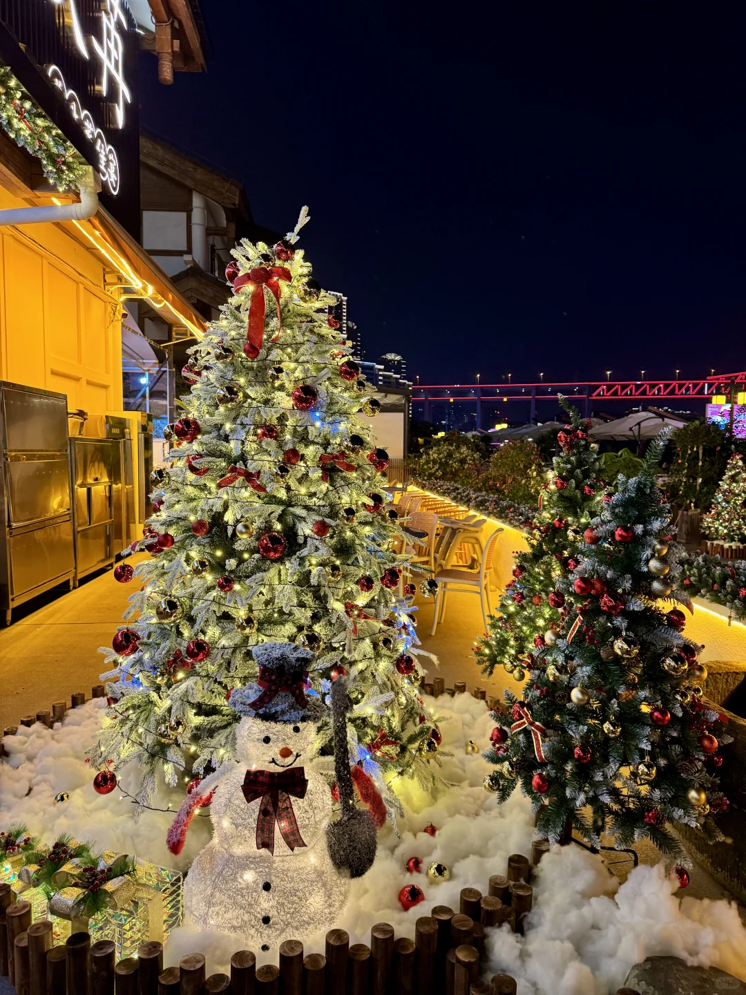 重庆北滨路有一种经济上行的美。。。