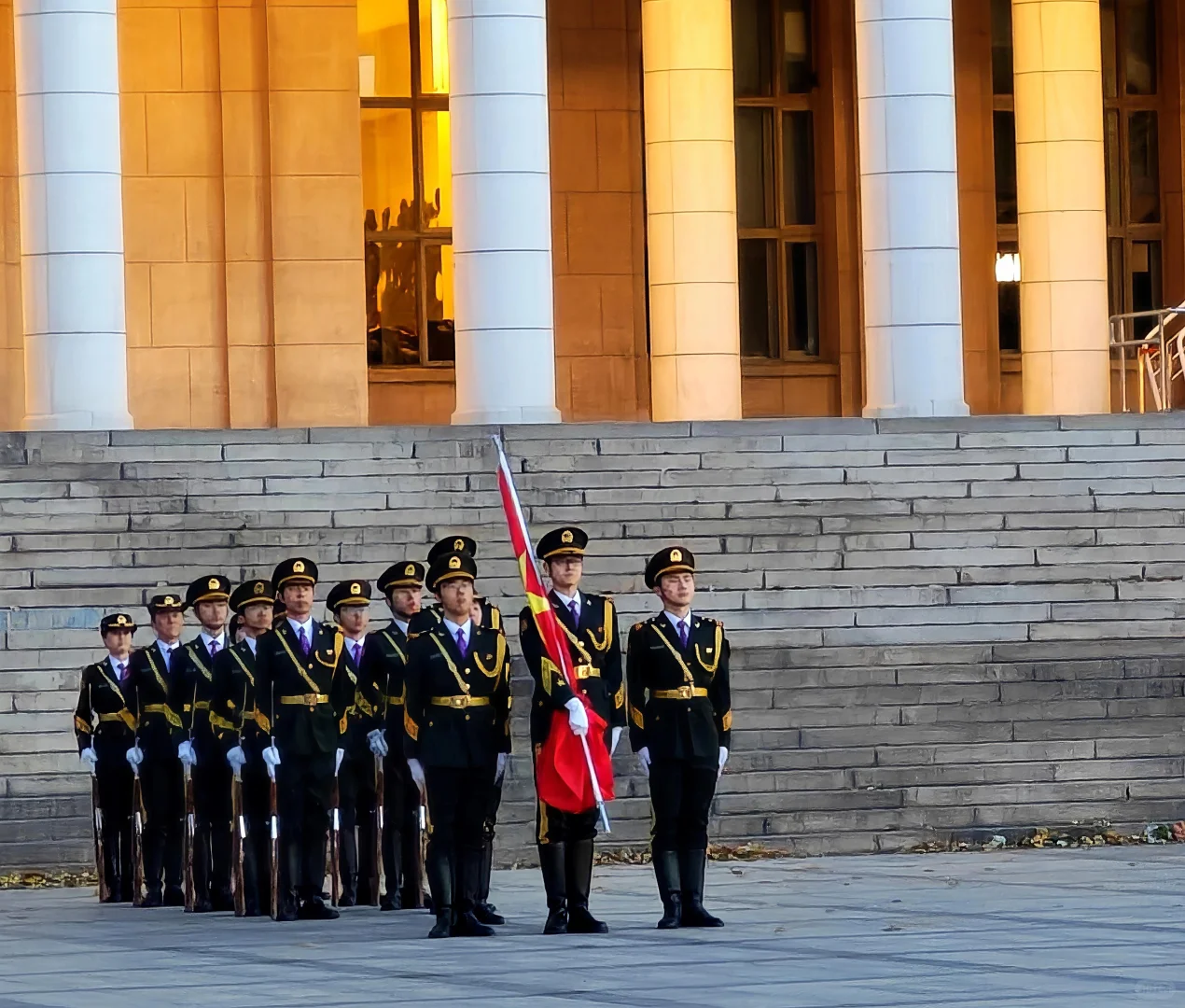 这场红旗下的承诺仪式感拉满