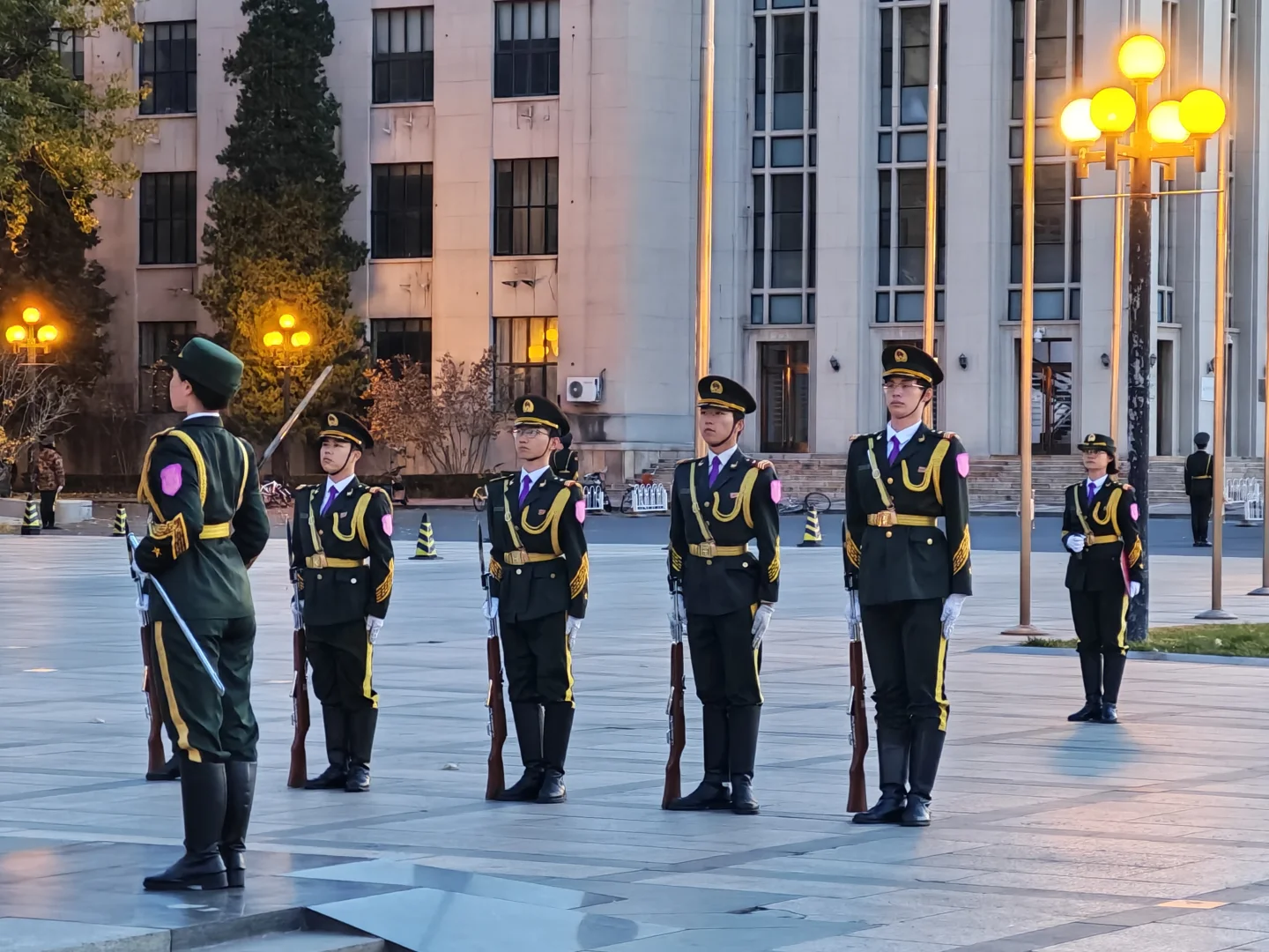 这场红旗下的承诺仪式感拉满