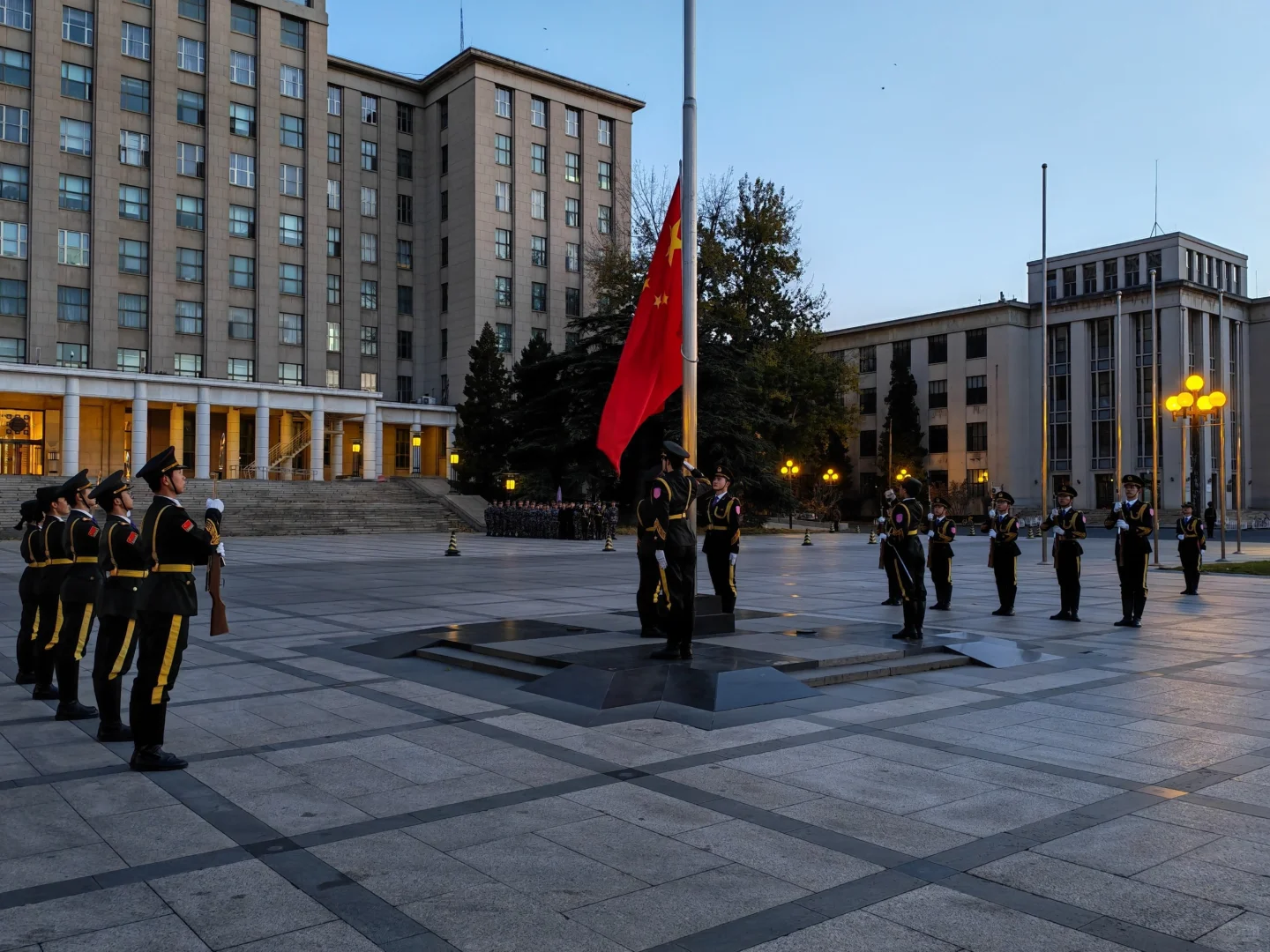 这场红旗下的承诺仪式感拉满