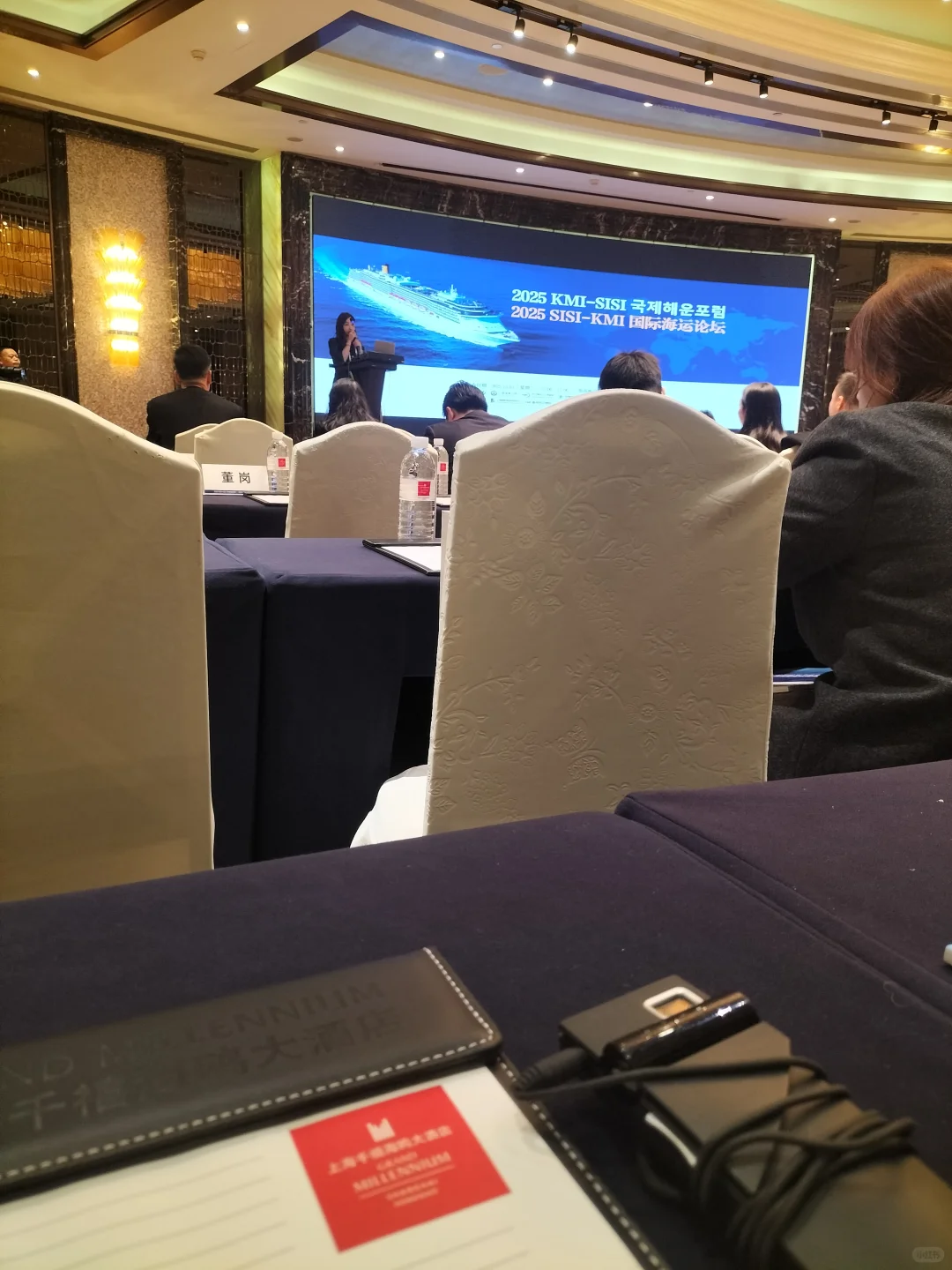 报告，这里有一只学术蝗虫