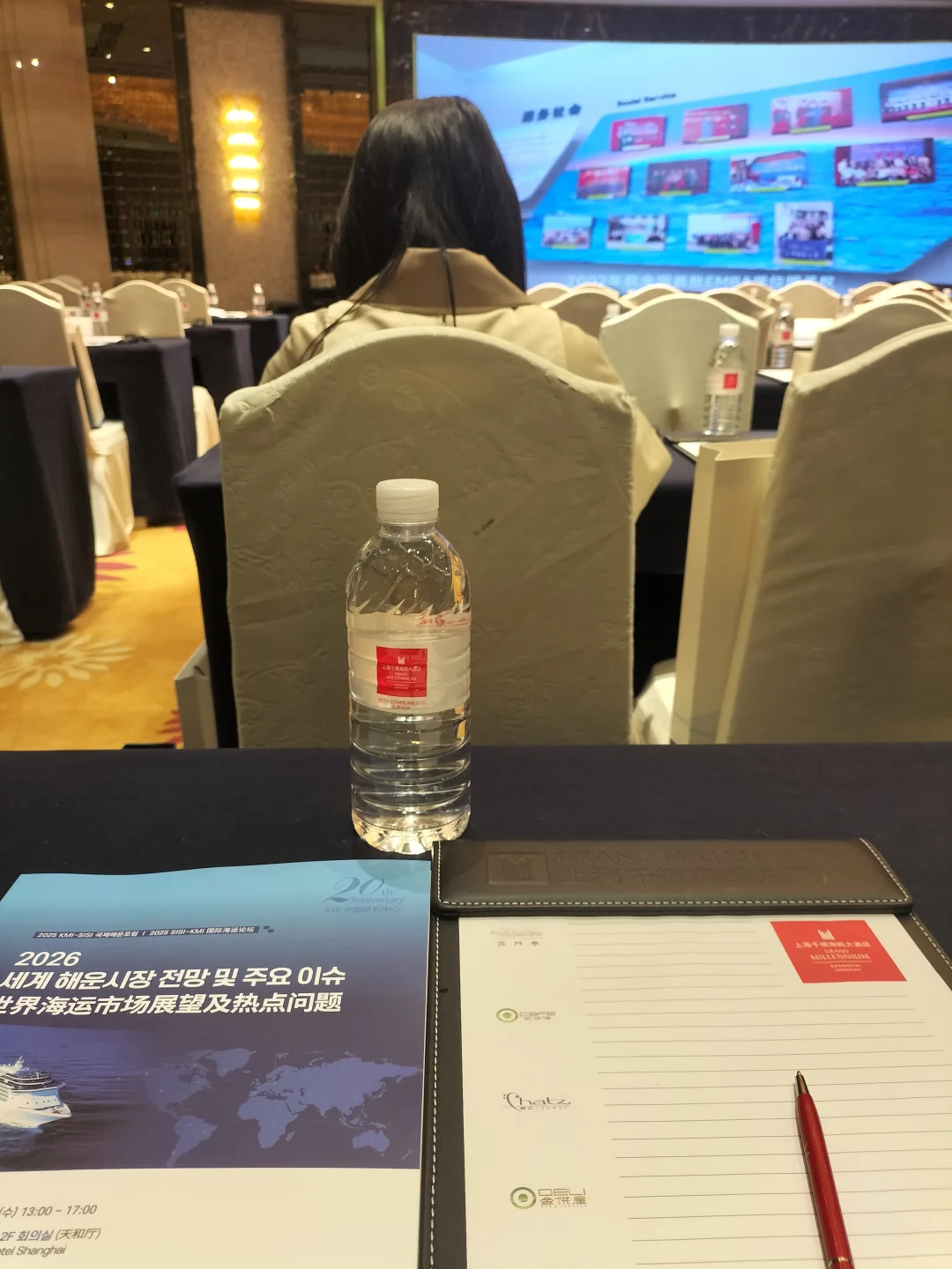 报告，这里有一只学术蝗虫