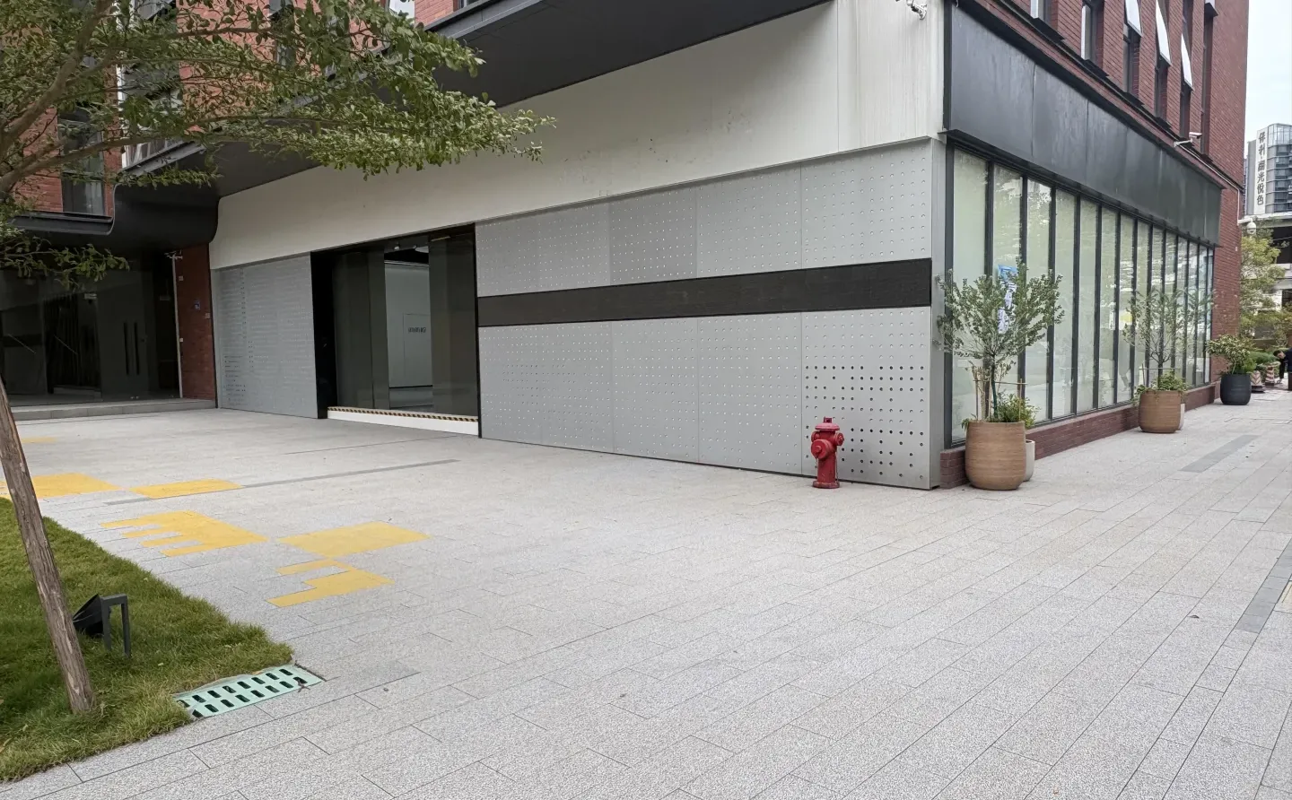 海珠创意园一楼 带装修门口有花园 采光好