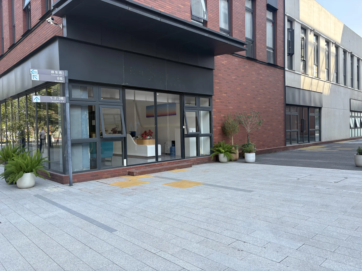 海珠创意园一楼 带装修门口有花园 采光好