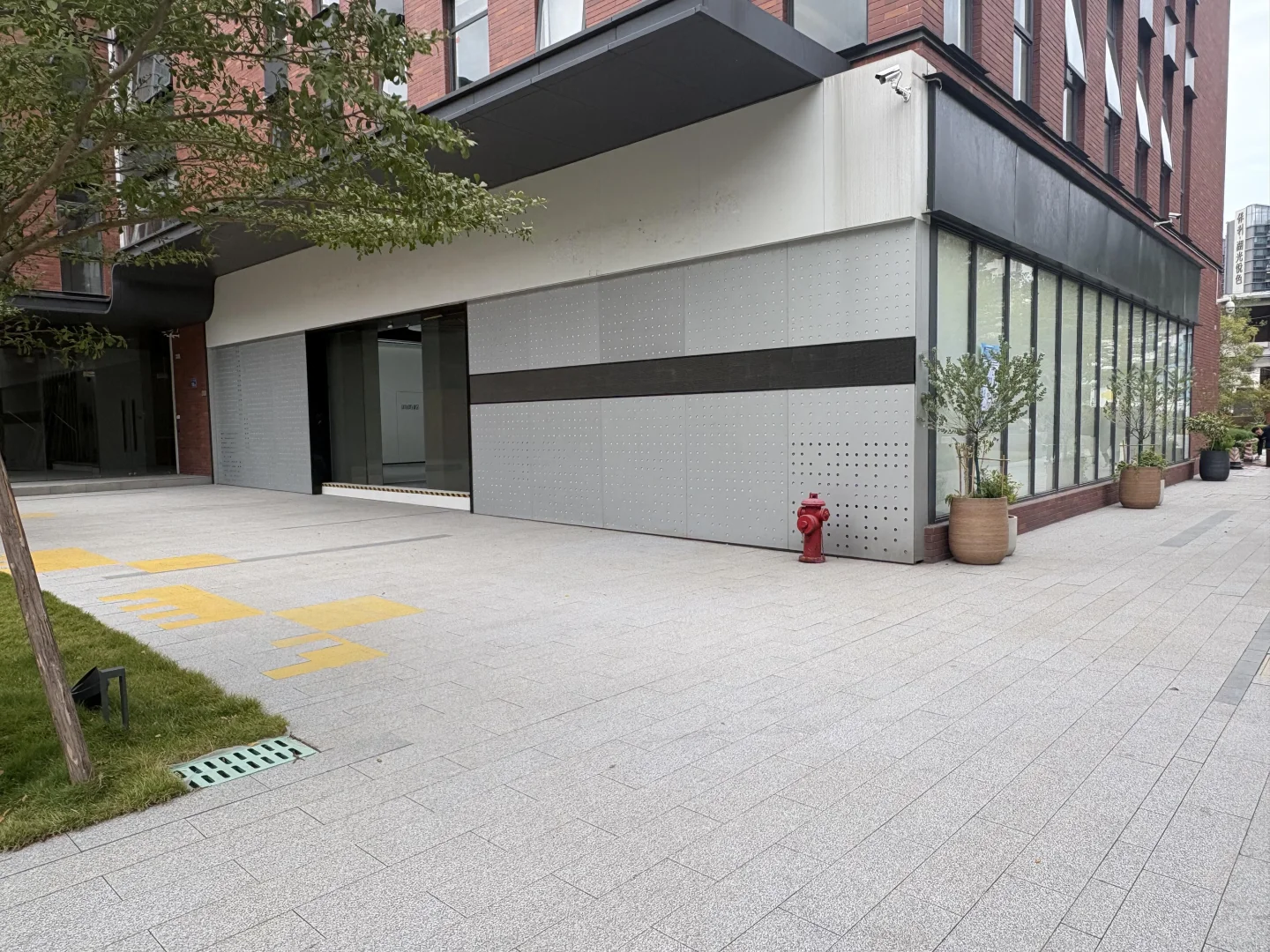 海珠创意园一楼 带装修门口有花园 采光好