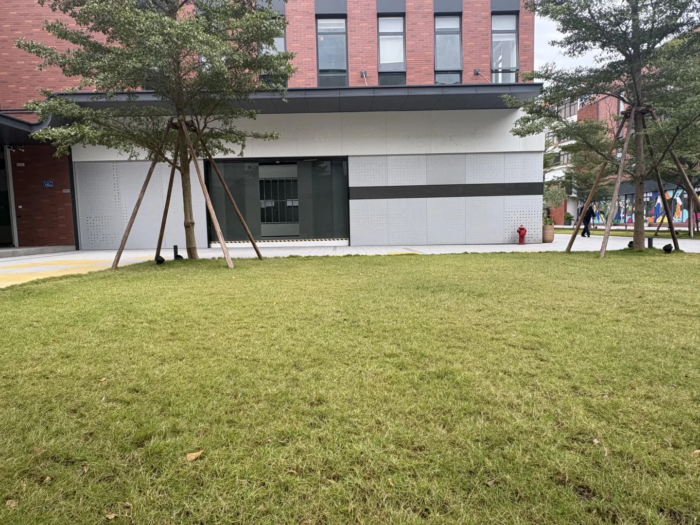 海珠创意园一楼 带装修门口有花园 采光好