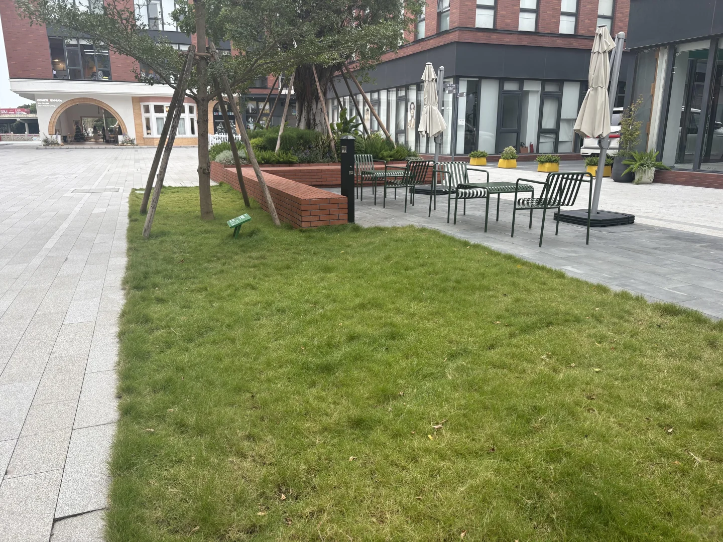 海珠创意园一楼 带装修门口有花园 采光好