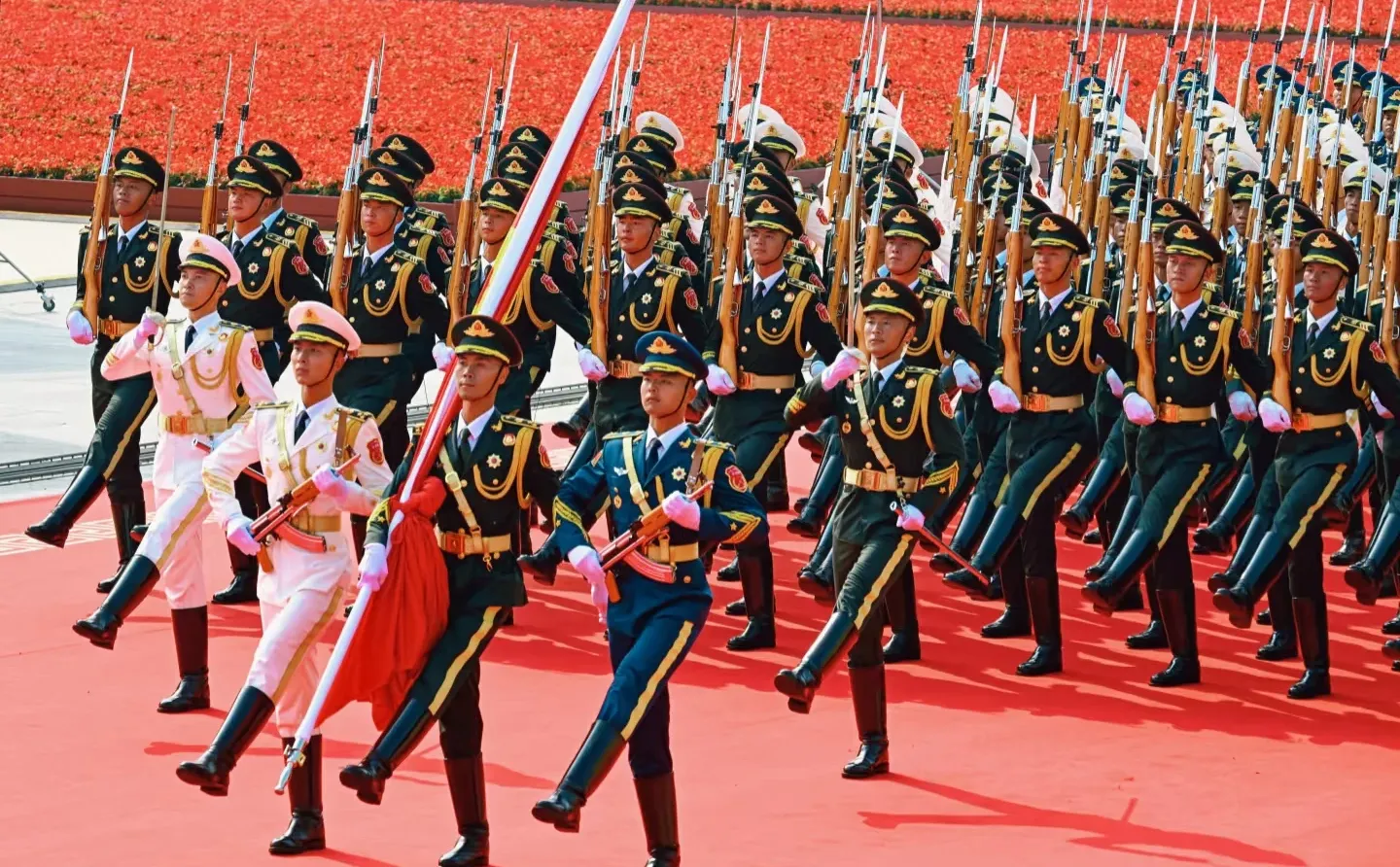 五星紅旗迎風飄揚 勝利歌聲多麼響亮！