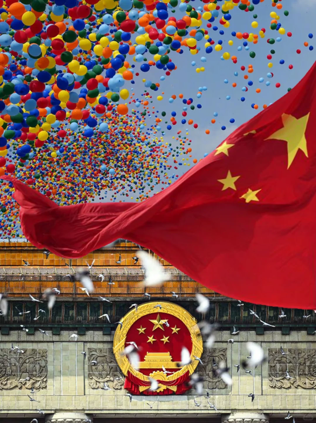 五星紅旗迎風飄揚 勝利歌聲多麼響亮！