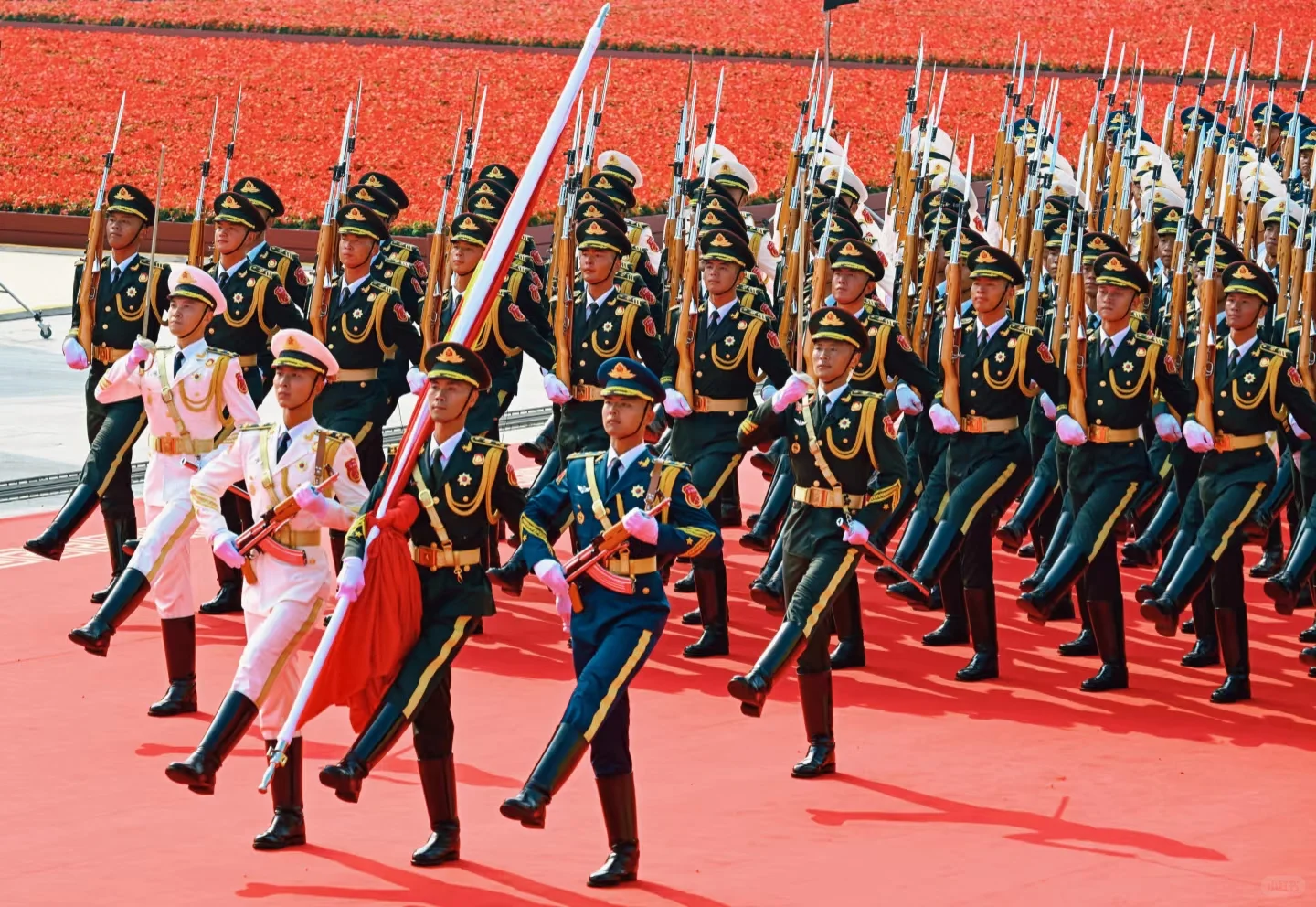 五星紅旗迎風飄揚 勝利歌聲多麼響亮！