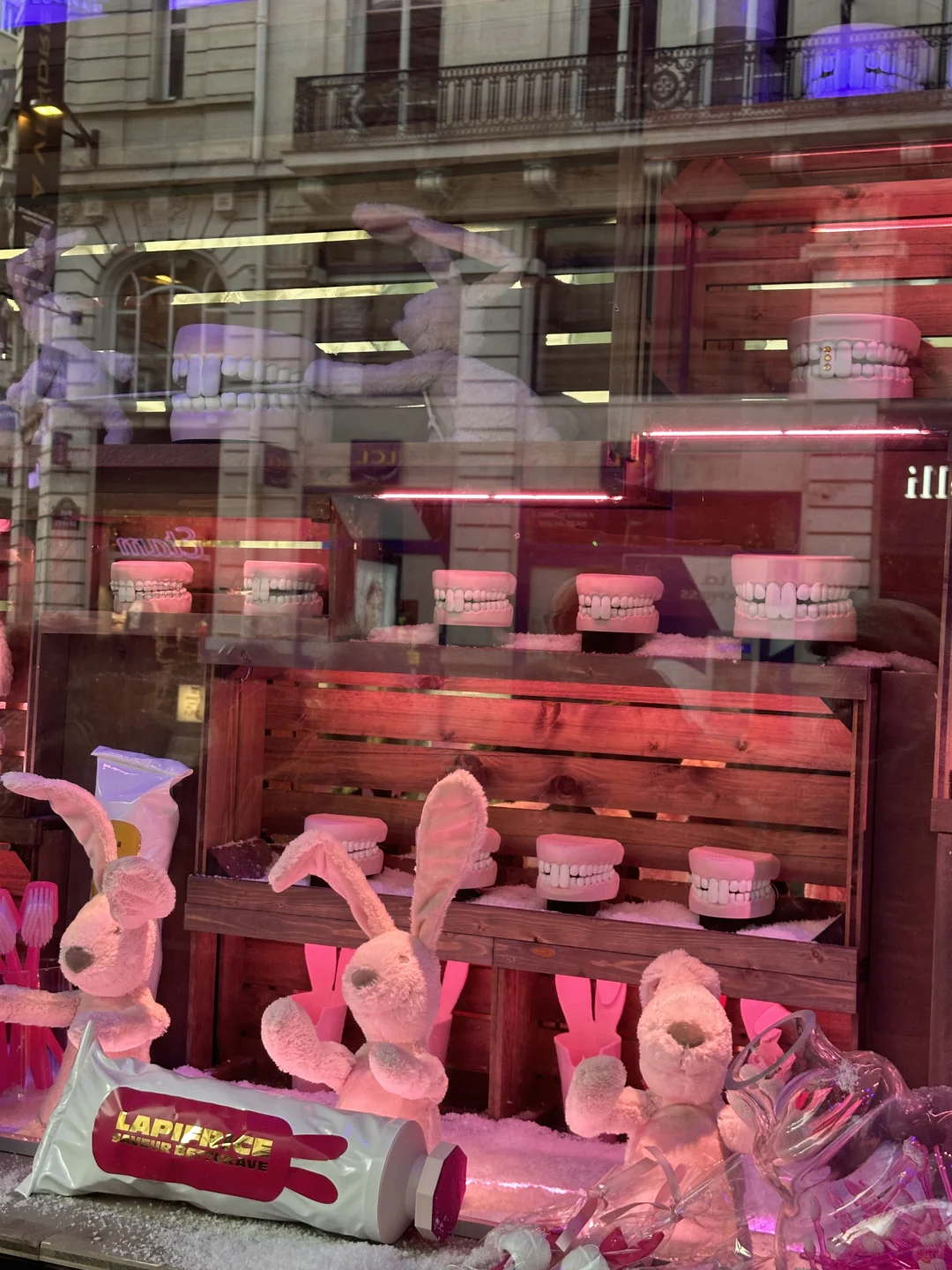 品牌人看圣诞橱窗:花百万打造的“天真”