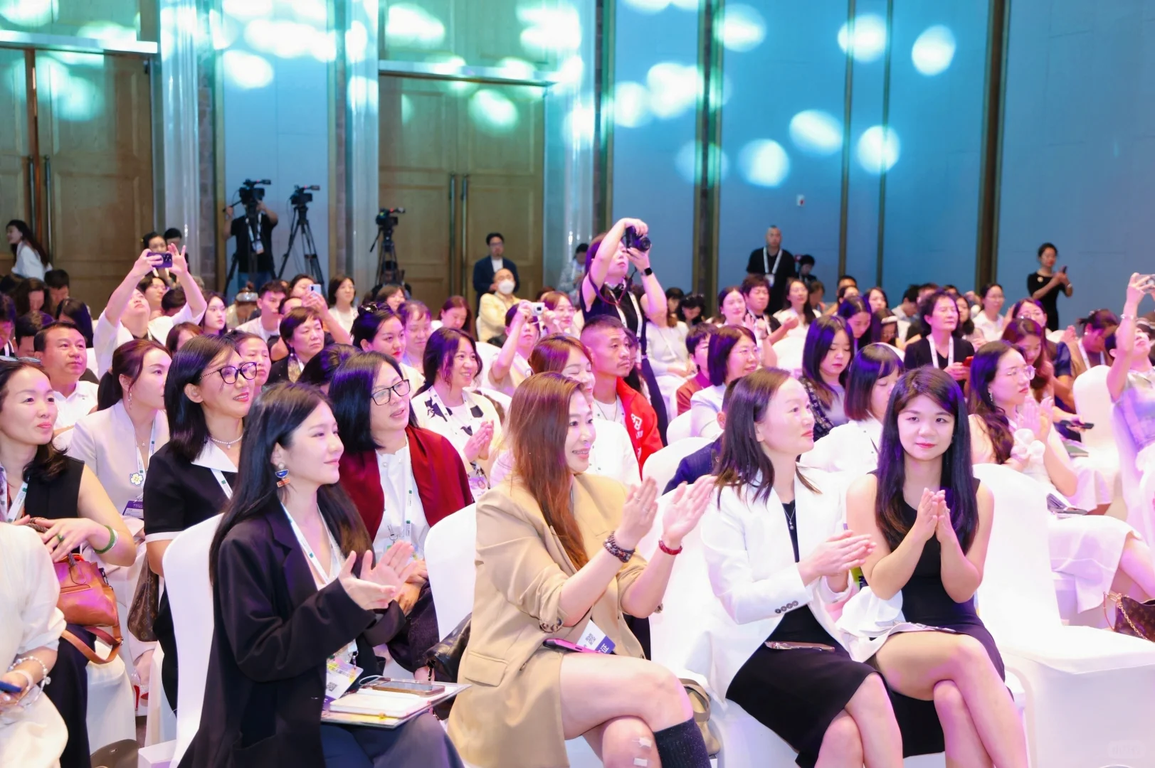 『抚痕绽放 · 育见她力量』