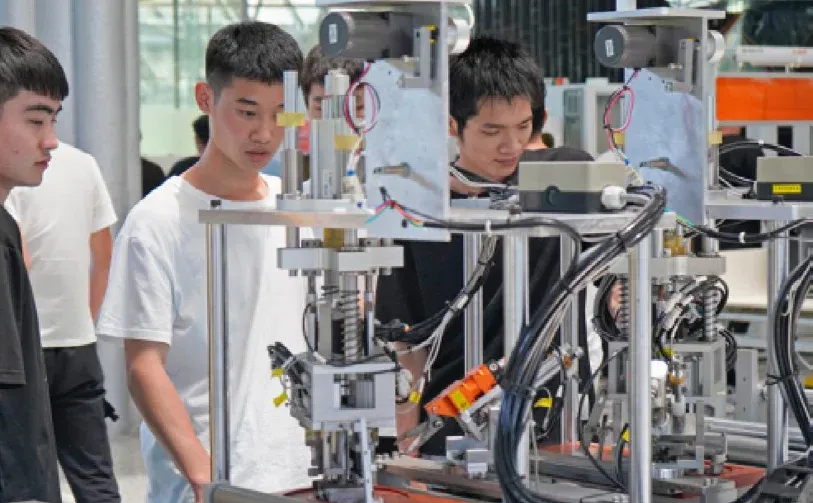 当今制造业的两个重要趋势是什么?